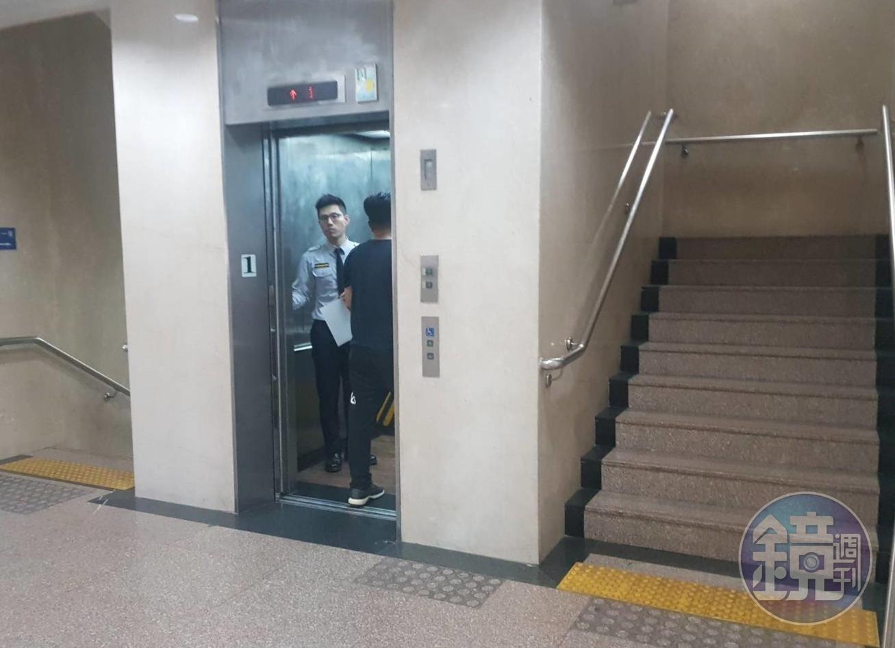 穿著黑色上衣、身型魁梧的男子(圖右),在北檢廁所被3名年輕人圍住痛毆。
