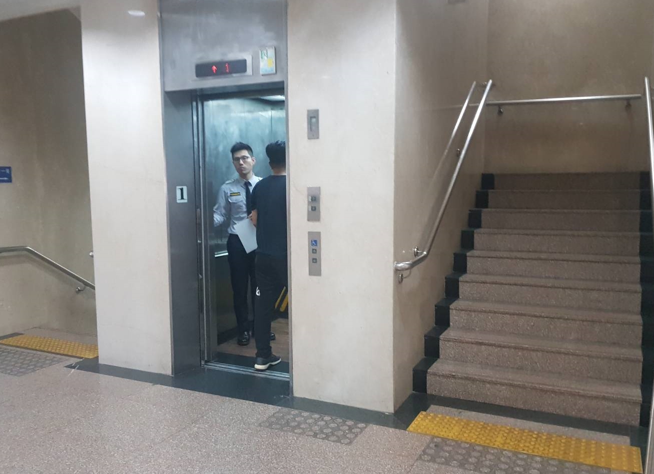 穿著黑色上衣、身型魁梧的男子（圖右），在北檢廁所被3名年輕人圍住痛毆。