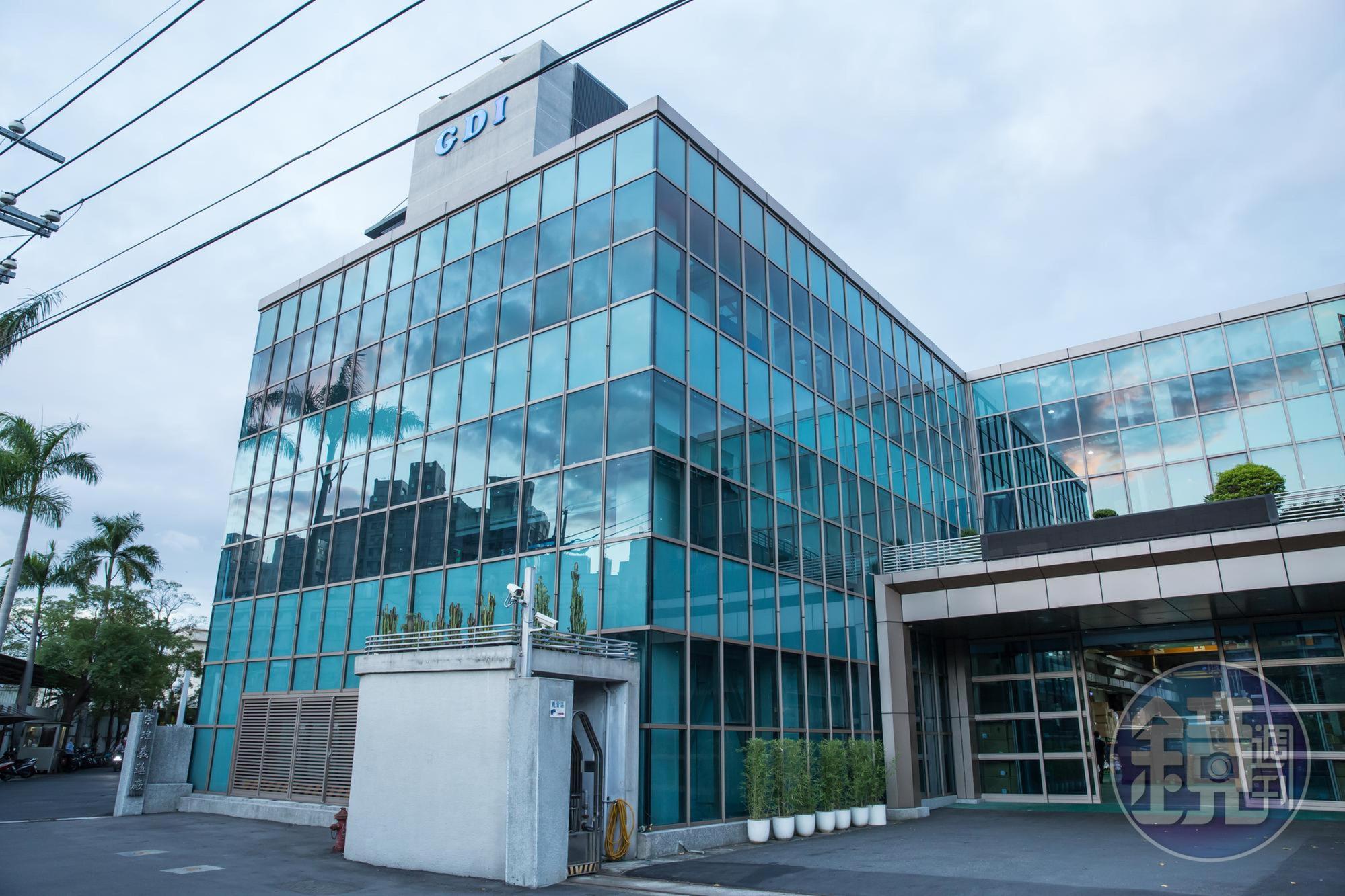 隱身新北市新莊工業區的宗瑋工業,顛覆傳統塑膠廠的老舊印象,綠色建築外牆是從荷蘭引進的節能玻璃。