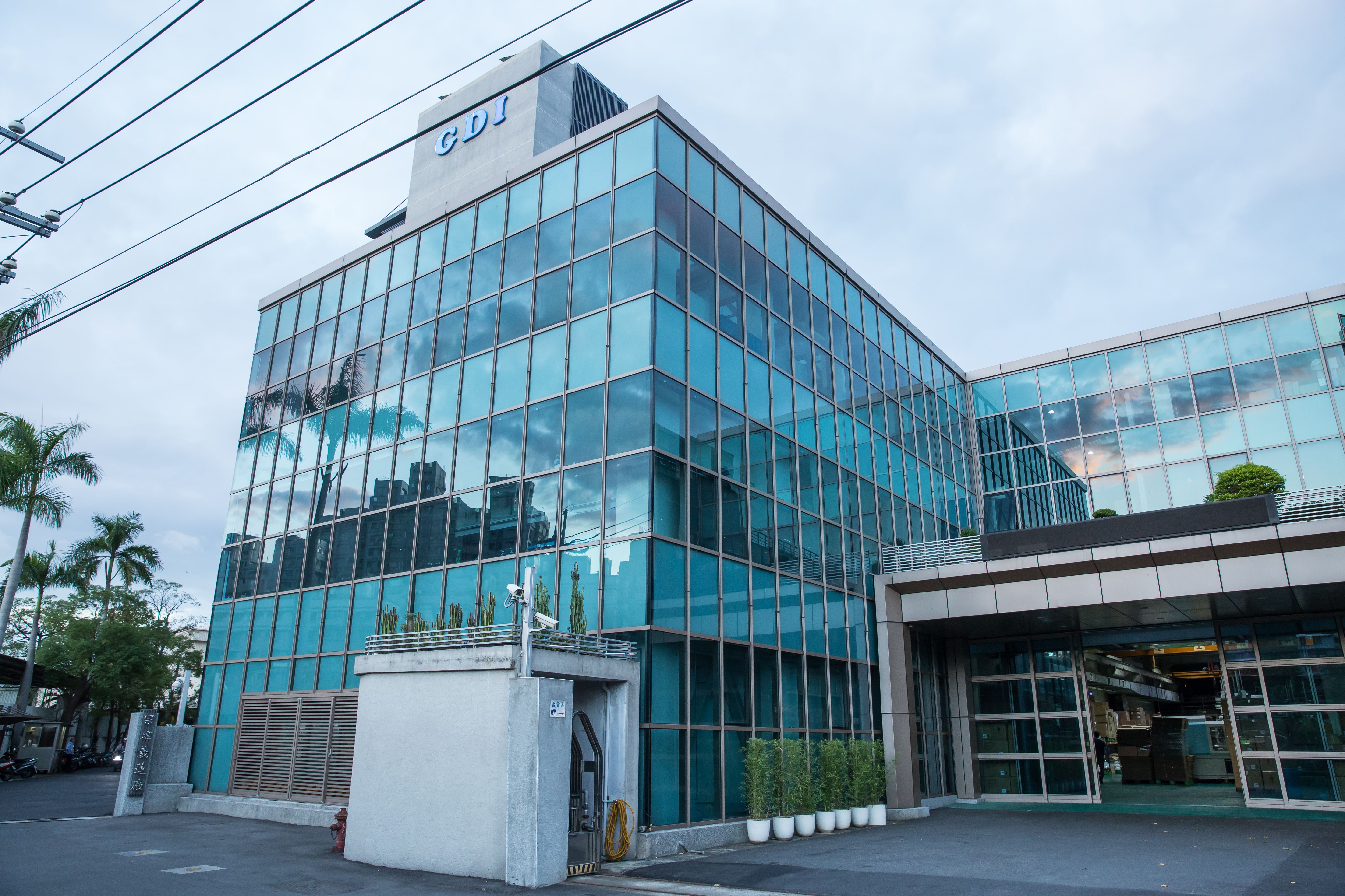 隱身新北市新莊工業區的宗瑋工業,顛覆傳統塑膠廠的老舊印象,綠色建築外牆是從荷蘭引進的節能玻璃。