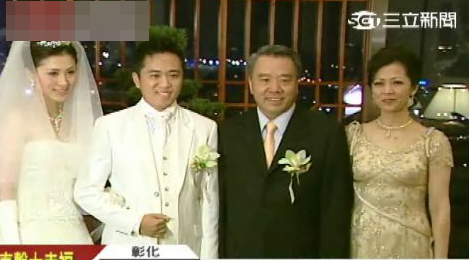 康師傅董事長魏應州（右2）20日宣布退休，由長子 魏宏名（左2）接棒。 （翻攝自三立新聞）