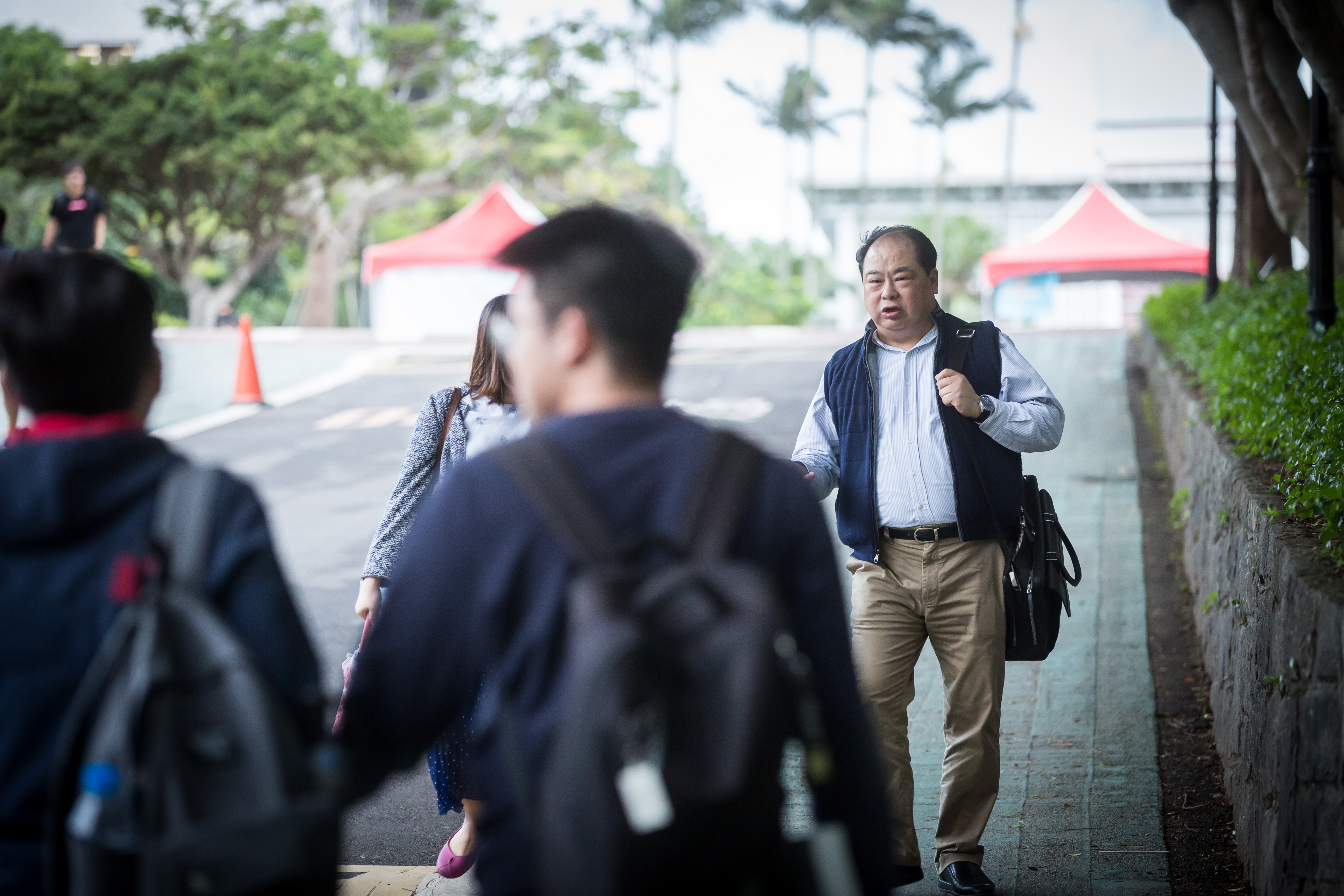 美國的職業訓練養成林健祥不卑不亢、剛正不阿的處世原則，遇到客戶不合理待遇，他不吝展現強勢的一面。