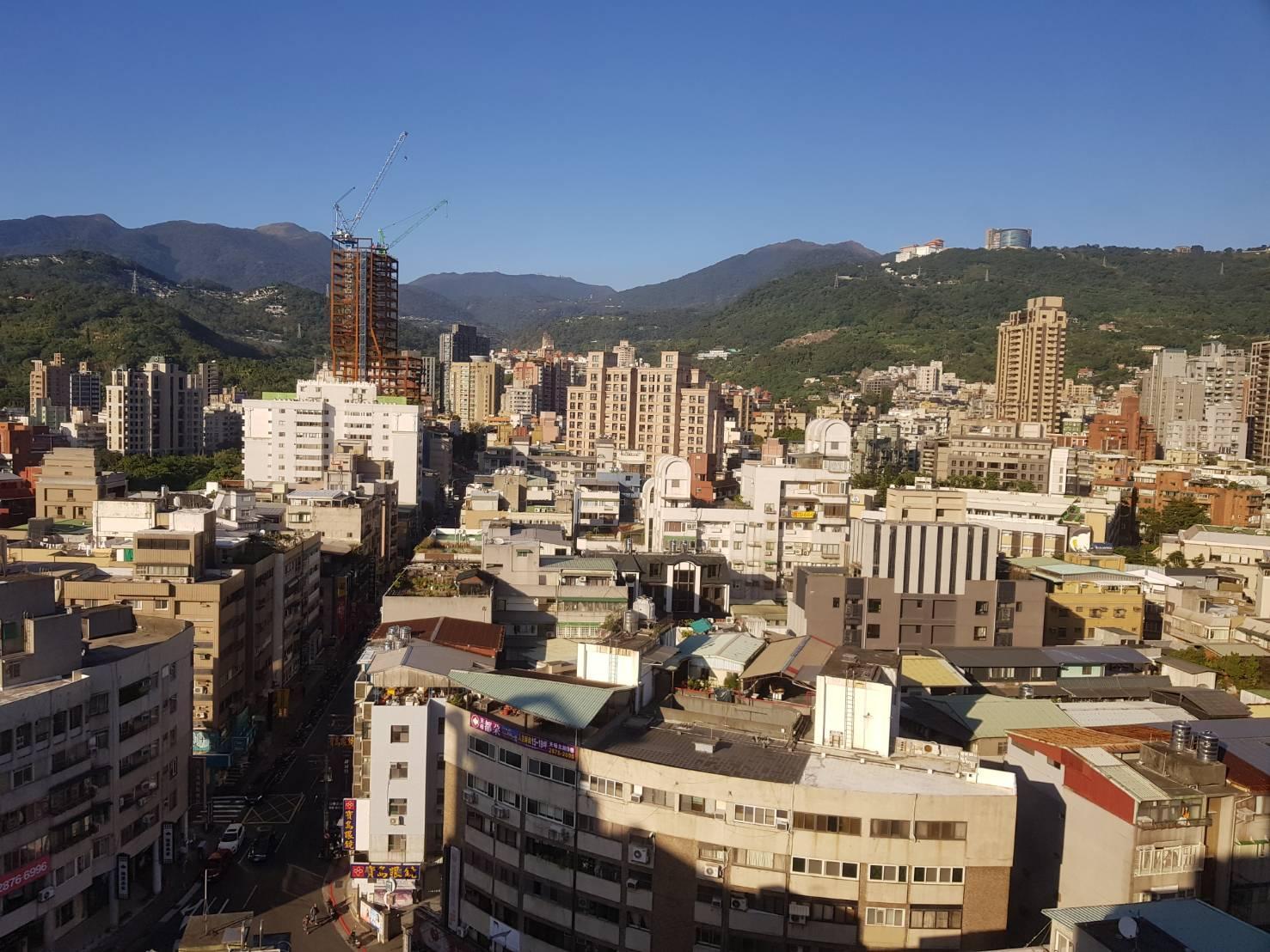 天母自在高樓層可遠眺陽明山。