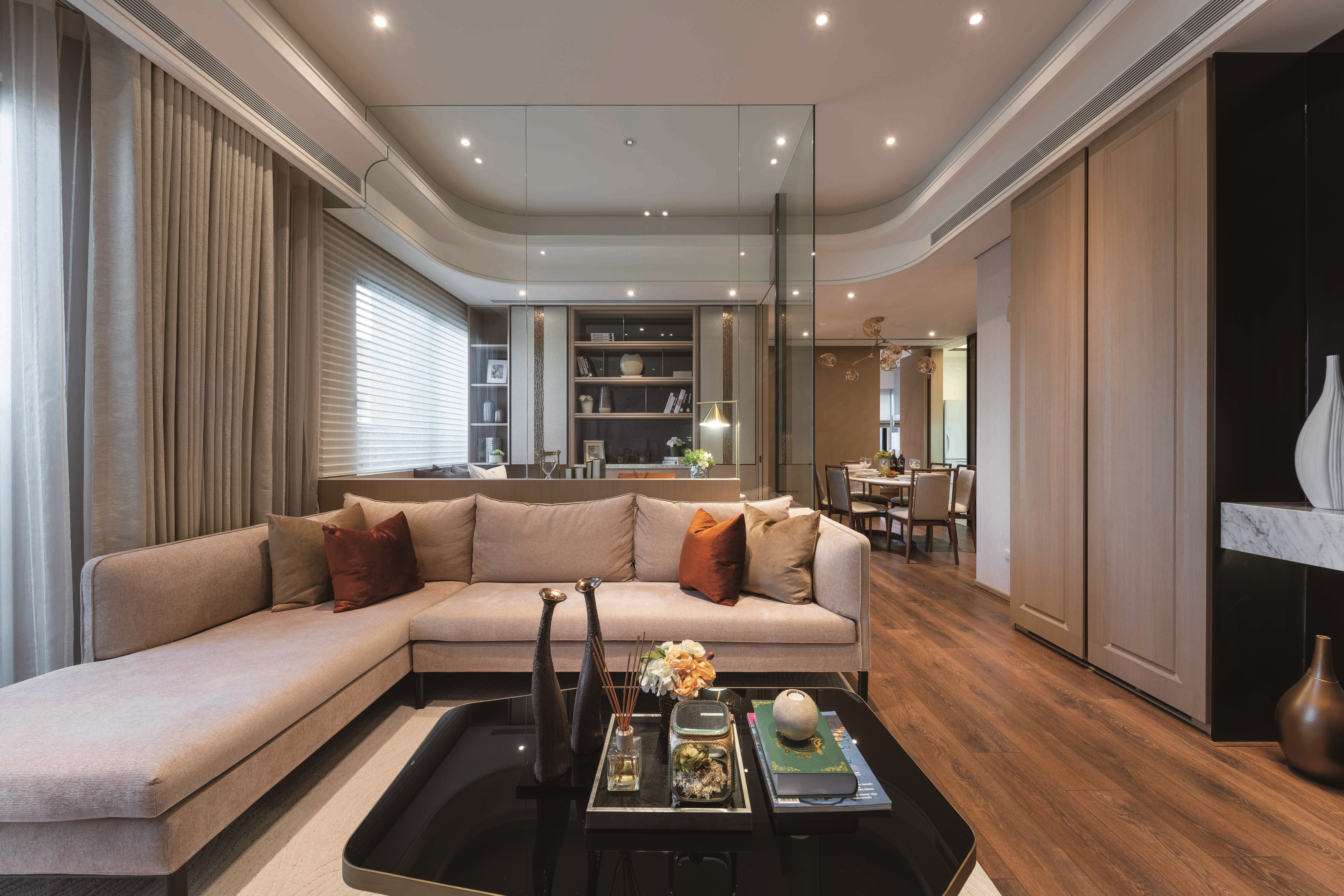 天母自在採先建後售，得房率高是該案特色，利用格柵與梁柱在外的建築設計，讓45坪能創造出60坪才有的大尺度客廳。(圖：首鋼機構提供)