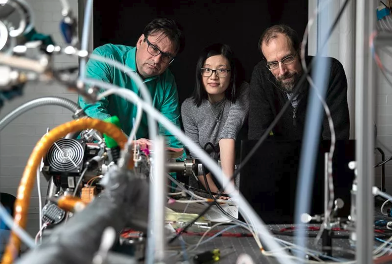 哈佛大學Keutsch實驗室的Frank Keutsch, Zhen Dai and David Keith。(來源:Kayana Szymczak for Nature)