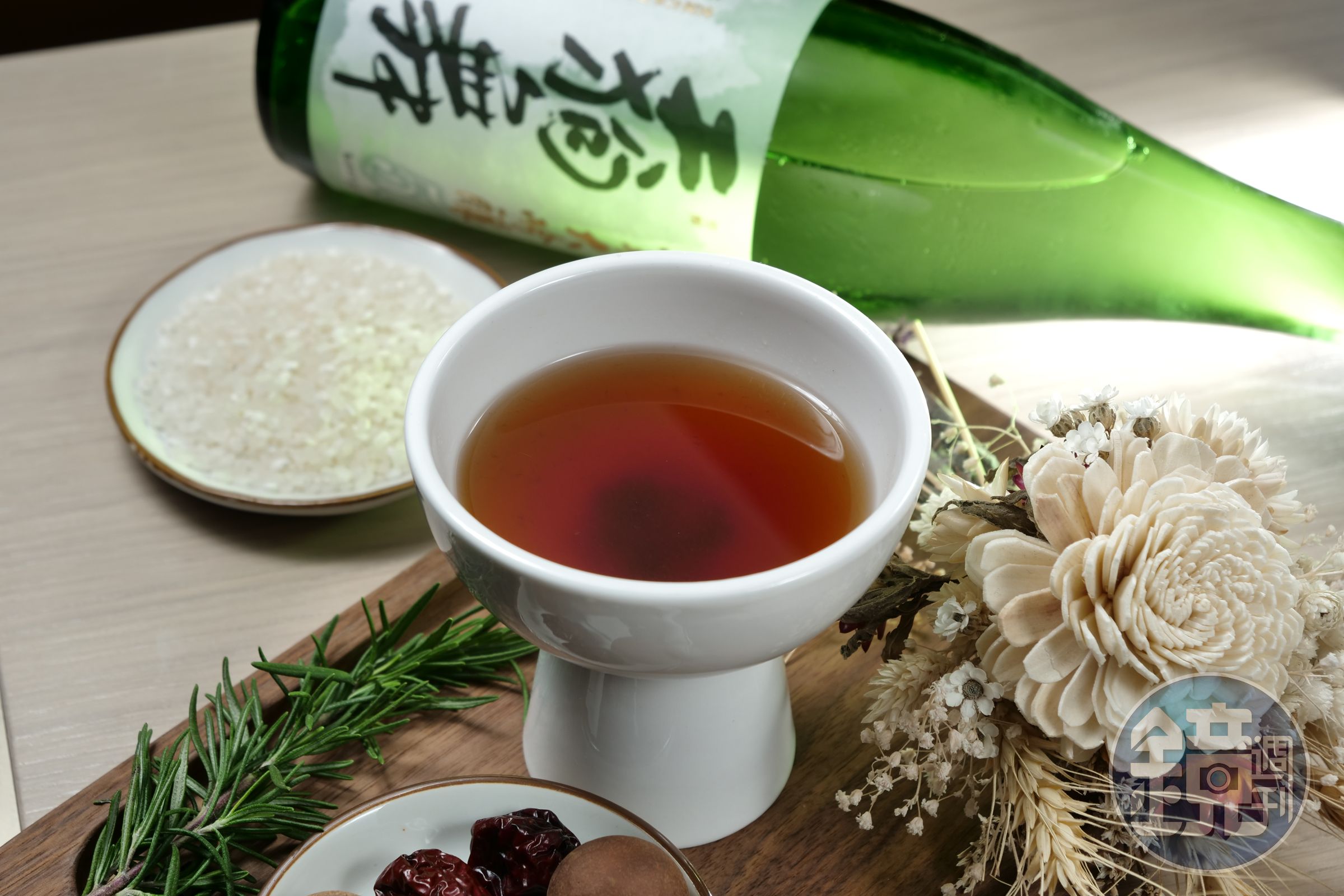 以厚實桂圓茶結合米香的「雙囍臨門」，微醺香醇。（400元／杯）