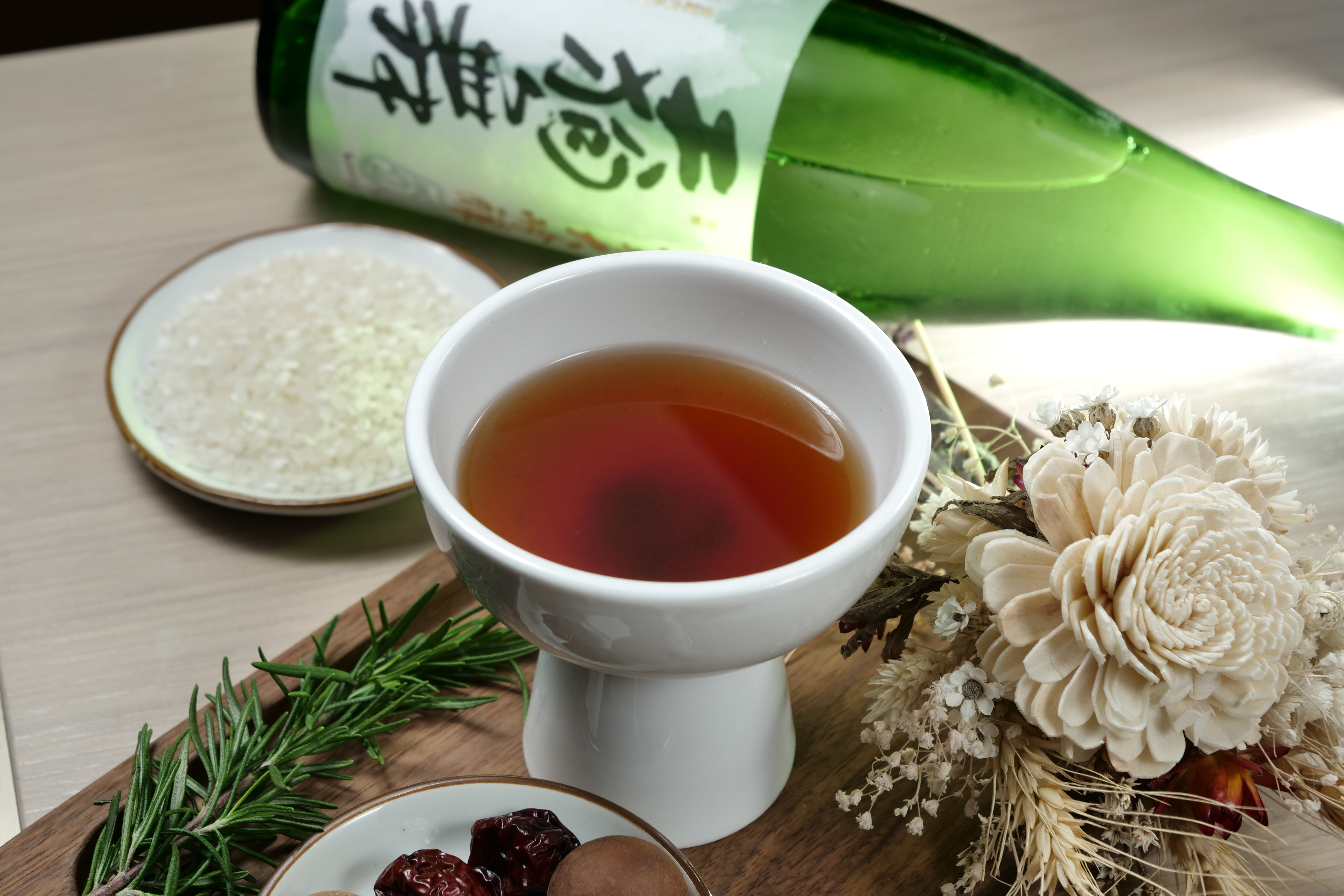 以厚實桂圓茶結合米香的「雙囍臨門」，微醺香醇。（400元／杯）