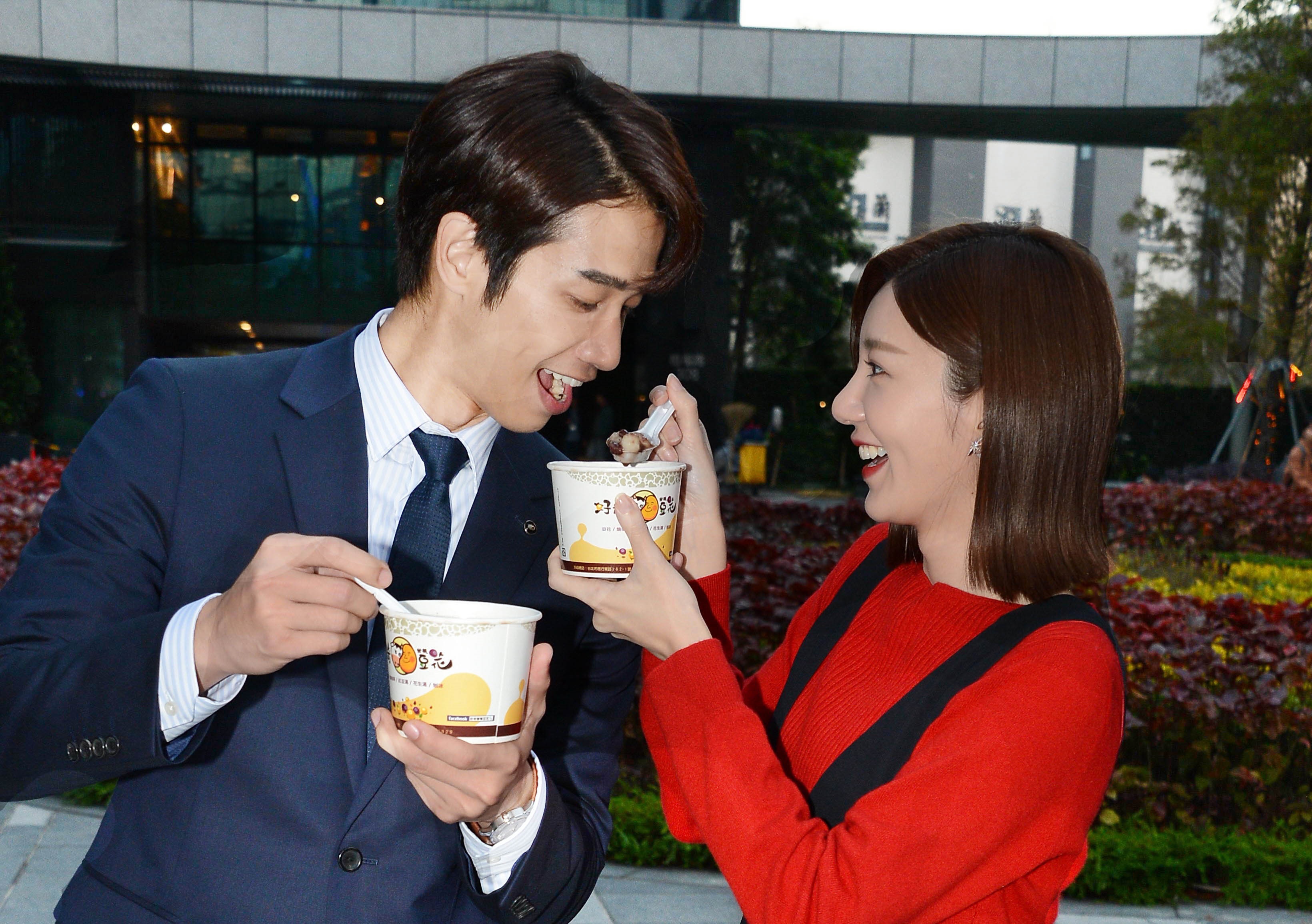 適逢冬至前夕，電視台送湯圓探班。（八大提供）