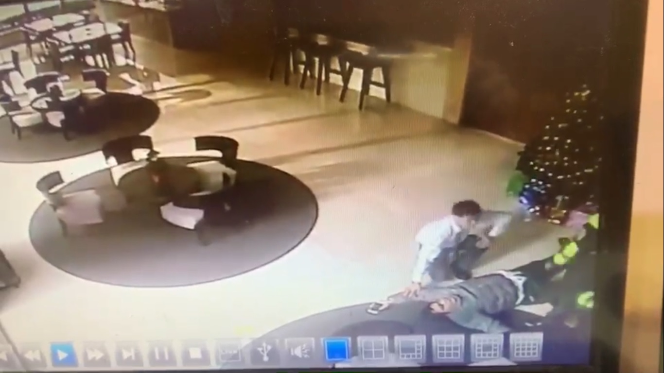 山男落網後精神明顯不穩，已被警方強制送醫。（翻攝畫面）