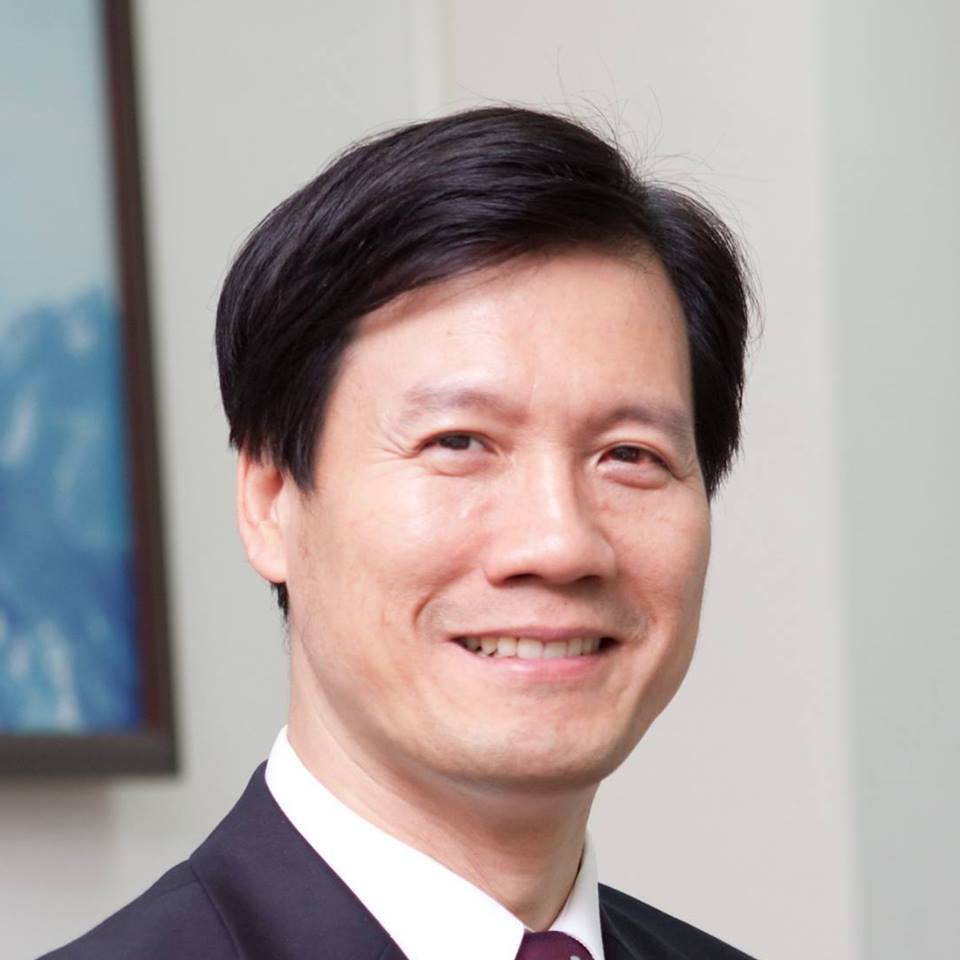 台大前教授黃達業疑在政論節目上的言論惹禍，今（21日）險遭攻擊。（翻攝畫面）