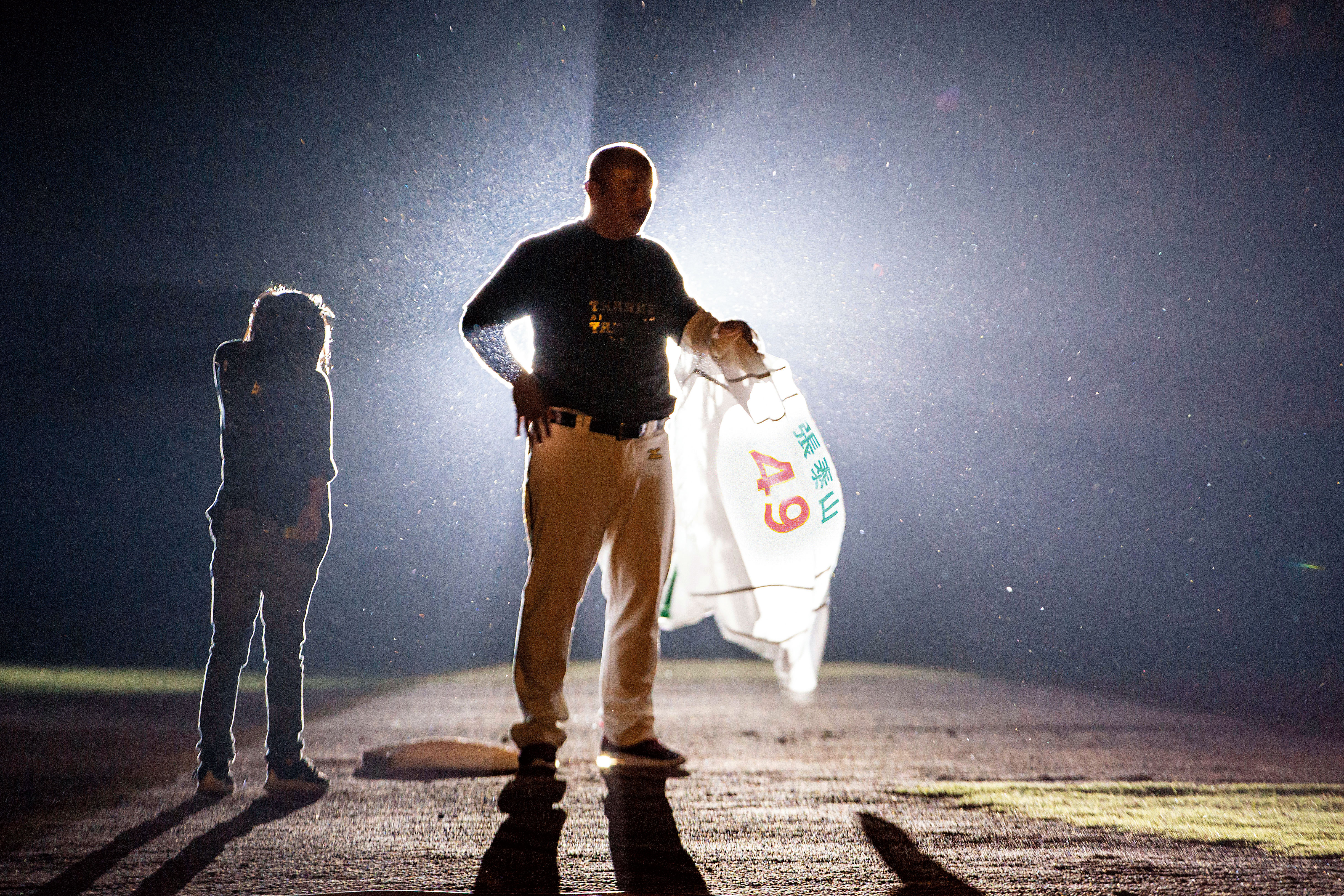 張泰山過去是中職三壘金手套、最佳三壘手常客。在自行引退儀式上，他脫下興農牛時期的「49號」球衣，放在三壘壘包上，象徵卸下球員戰袍。