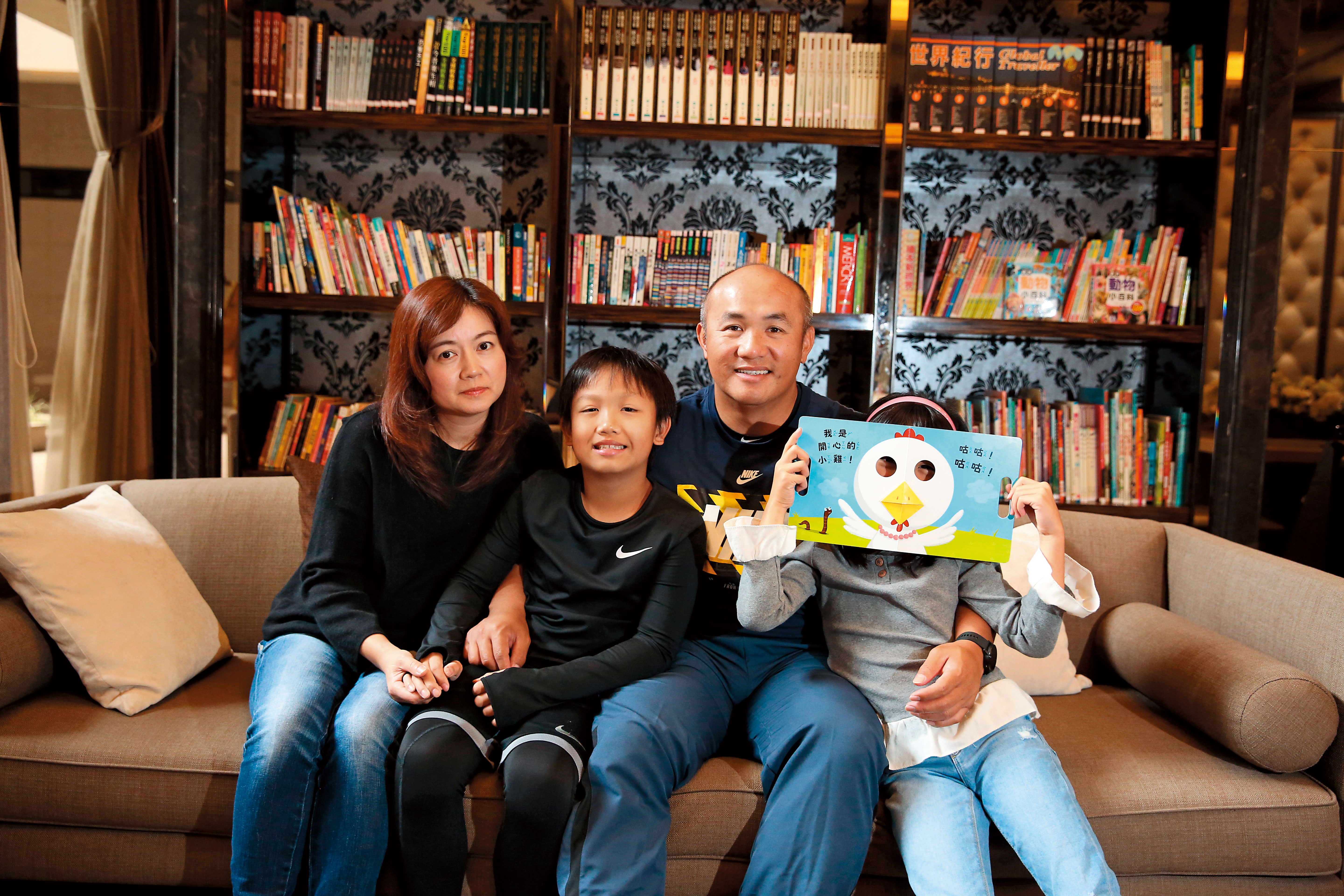 張泰山（右2）與妻子吳靜宜（左1）結縭近20年，育有兒子張可洛（左2）、女兒張可妮（右1）。近年張可洛接觸棒球，揮棒打擊架式十足，彷彿可以承其父之衣缽。