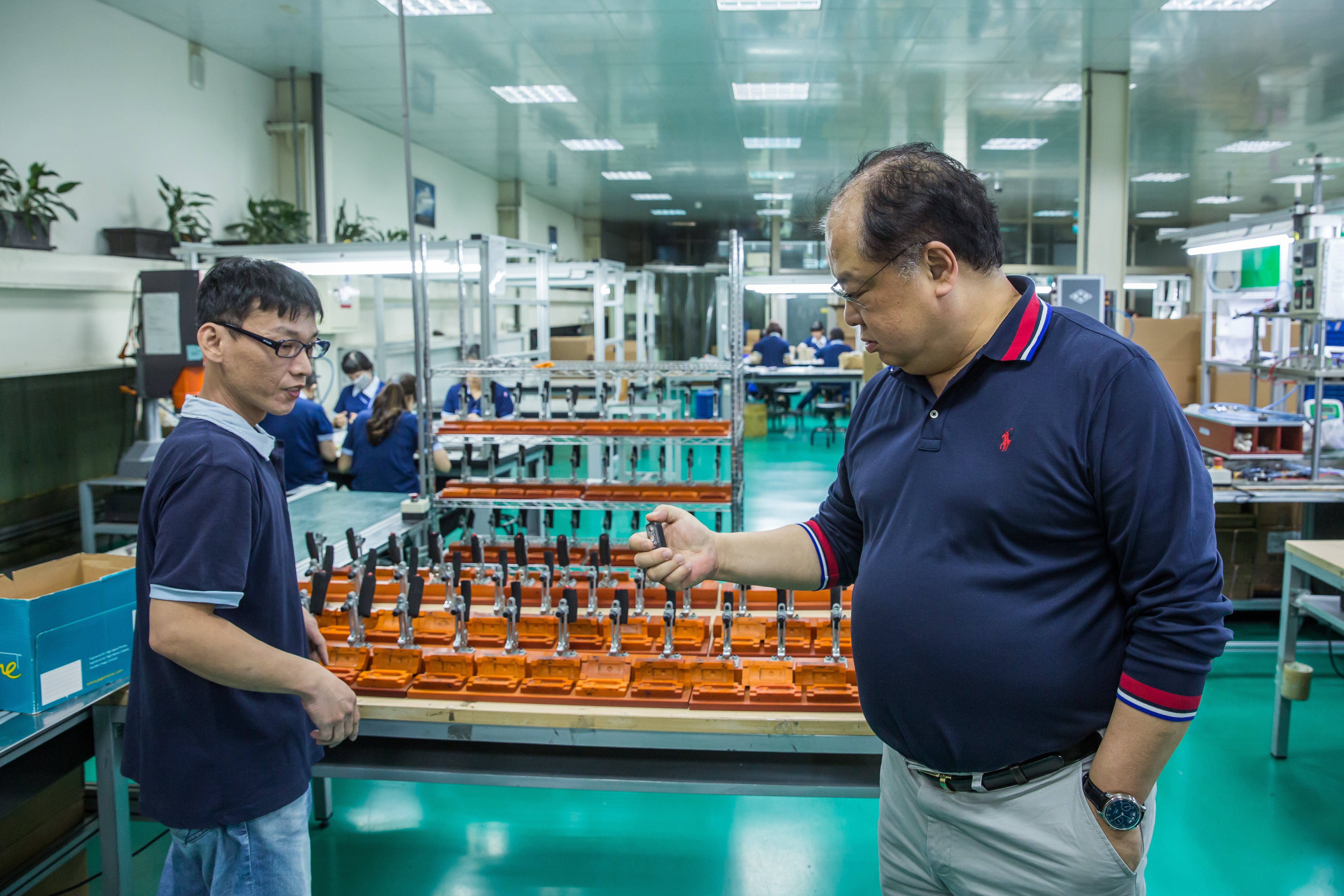 林健祥對員工十分關心，圖左員工曾罹患鼻咽癌，公司給予全薪支持他安心養病治療，如今順利重返職場。