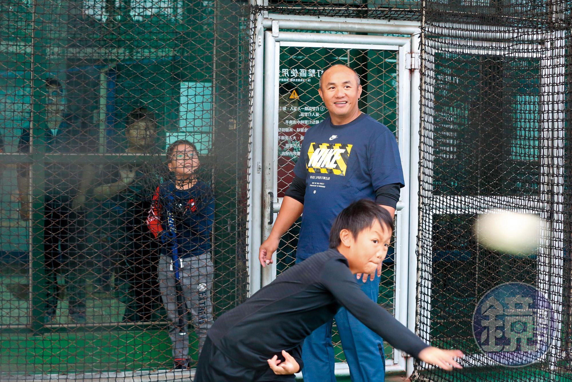 離開職棒後，張泰山有更多時間陪伴家人，他常帶兒子張可洛去打擊練習場揮棒、投球。