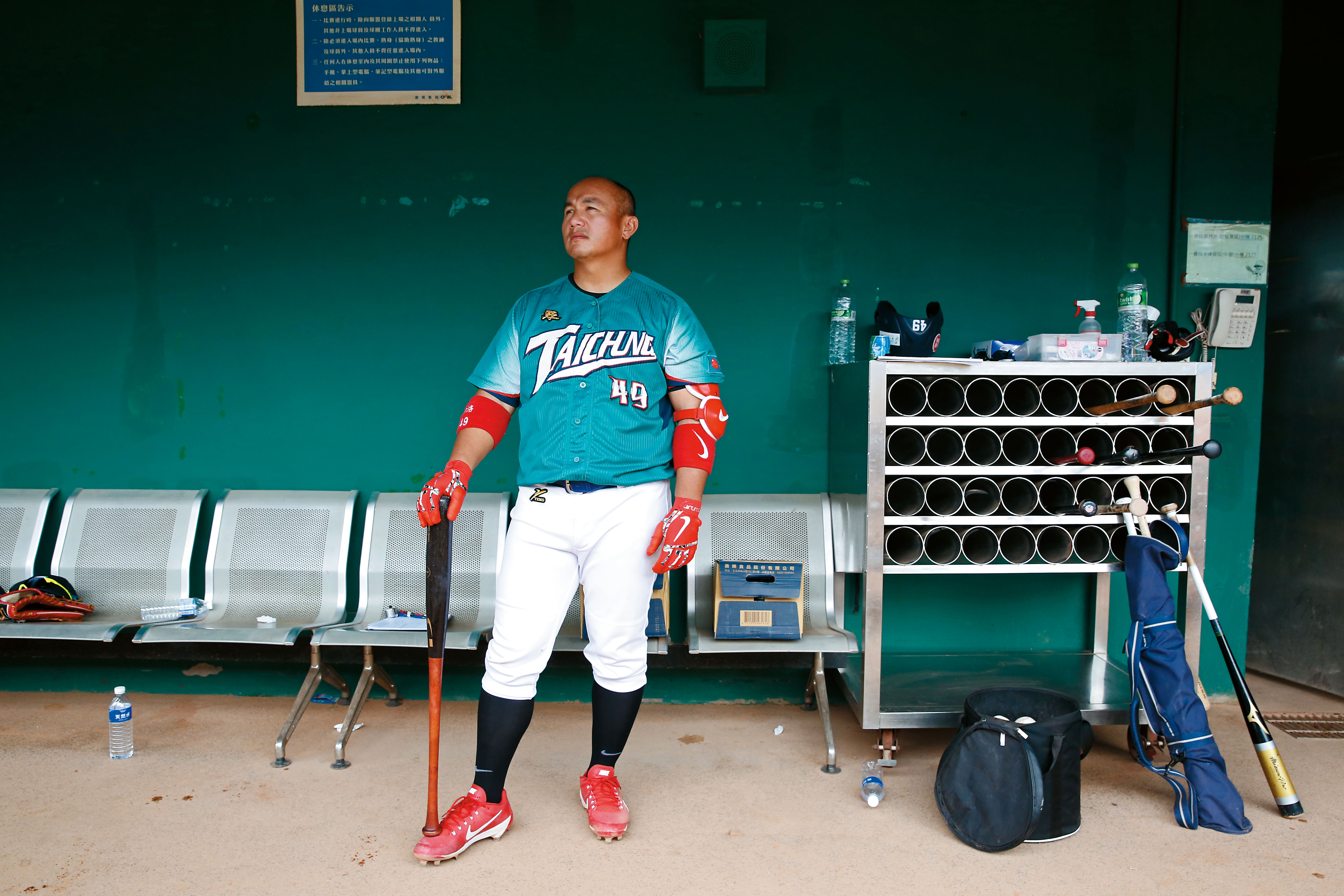 張泰山歷經日本、澳洲打球，今年終於受邀回台，加入業餘的台中市台灣人壽成棒隊。他在休息室若有所思地望向球場外野，這天是他球員人生中倒數第二場比賽。