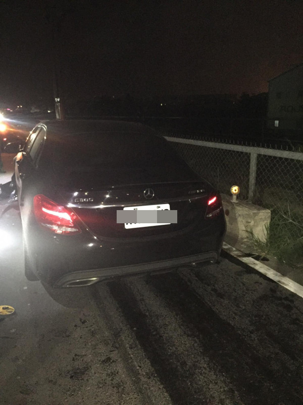 警方在現場採證，賓士車目前並沒有任何死者血跡、毛髮等微物跡證。（警方提供）