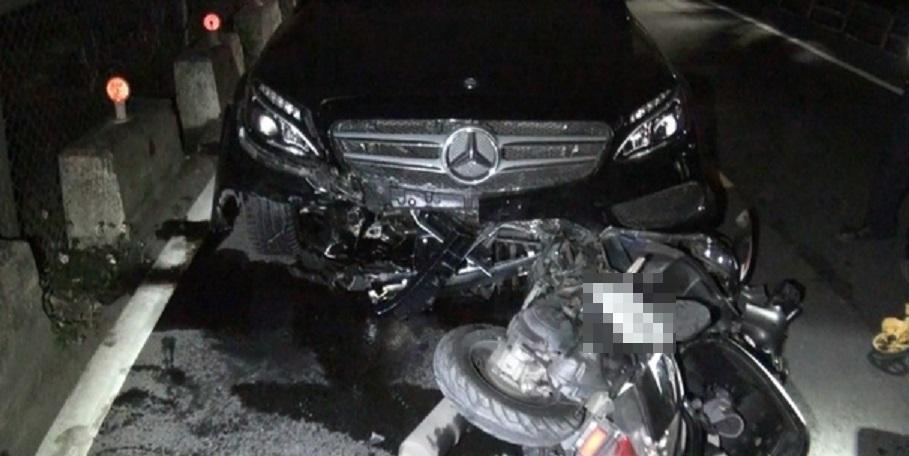 賓士男撞上機車後,卻遍尋不到機車騎士。(警方提供)