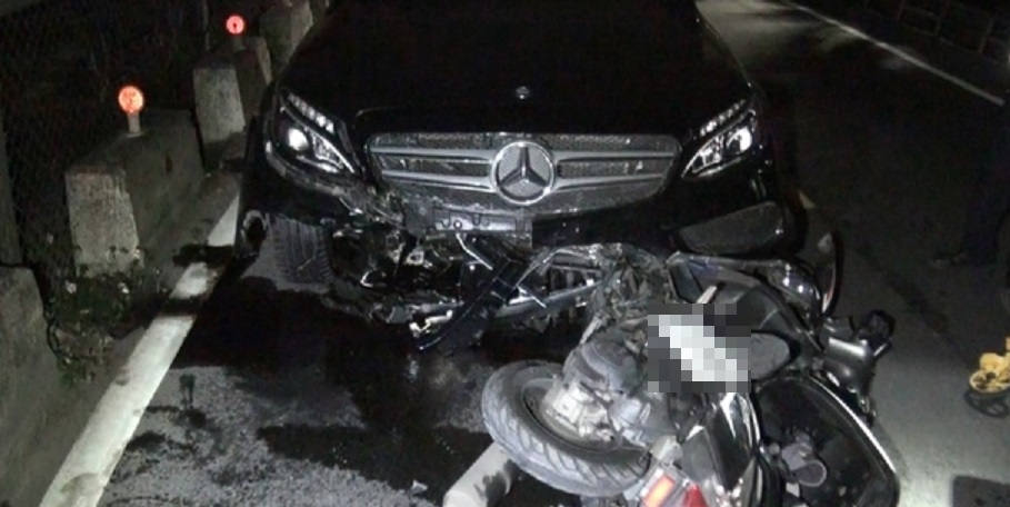 賓士男撞上機車後，卻遍尋不到機車騎士。（警方提供）