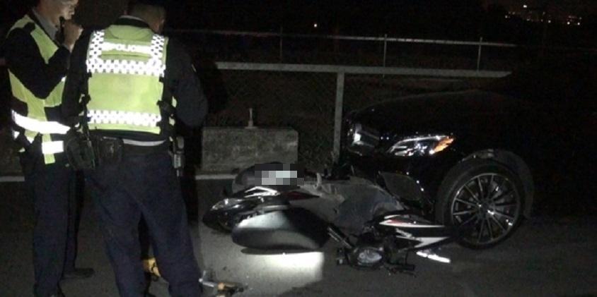 賓士車撞上無人機車,機車其實已經被撞爛了。(警方提供)