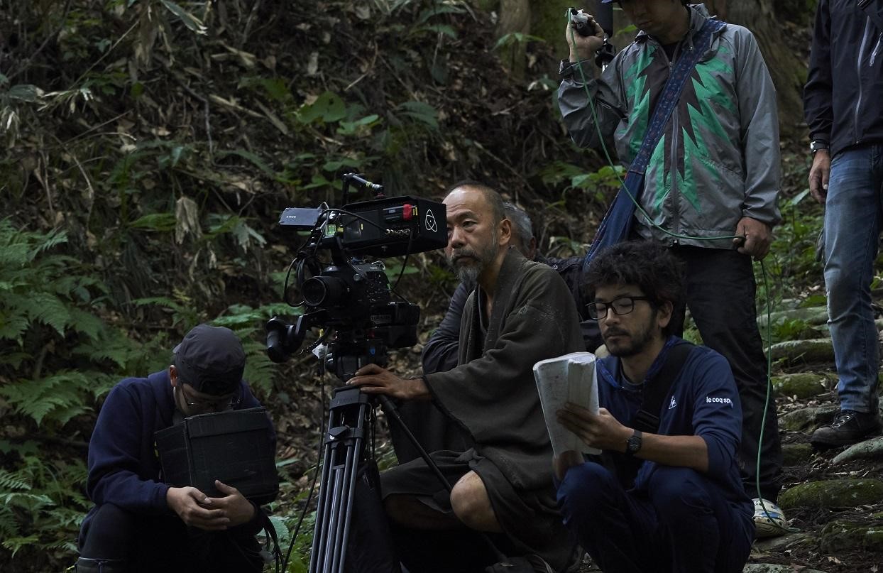 塚本晋也（中）在《斬、》中有吃重的表演，並包辦攝影、剪接等6項工作。 （天馬行空提供）