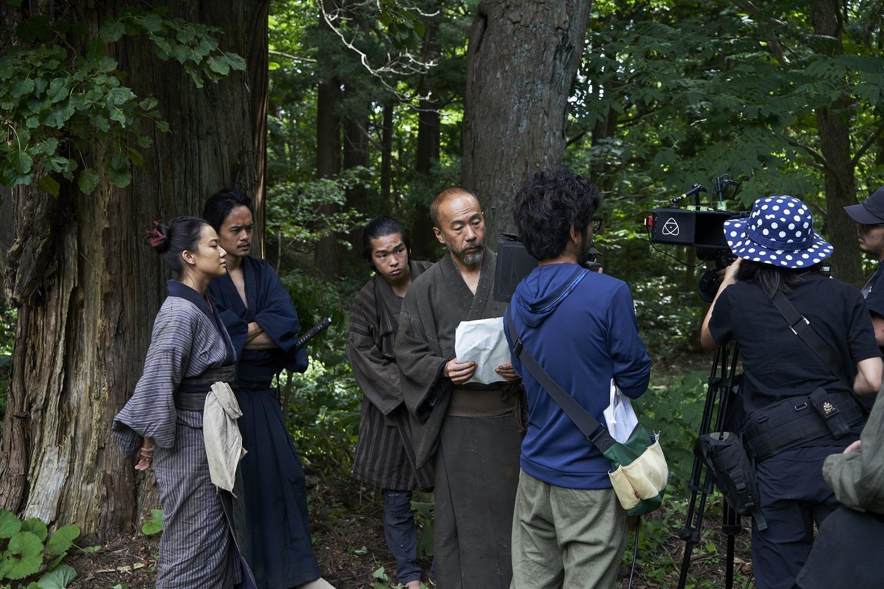 塚本晋也（中）的《斬、》由有經驗的小團隊和志工同心協力完成，左1、2為蒼井優、池松壯亮。（天馬行空提供）