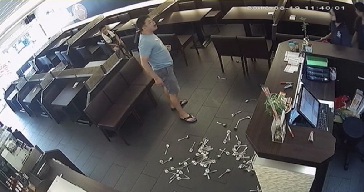 「牛排哥」蔡男在虎尾成功牛排館撒野、丟盤子、潑灑飲料，畫面轉播，他氣得再度回去挑釁，他恐嚇牛排店店長三次，每次判刑五個月。（警方提供）