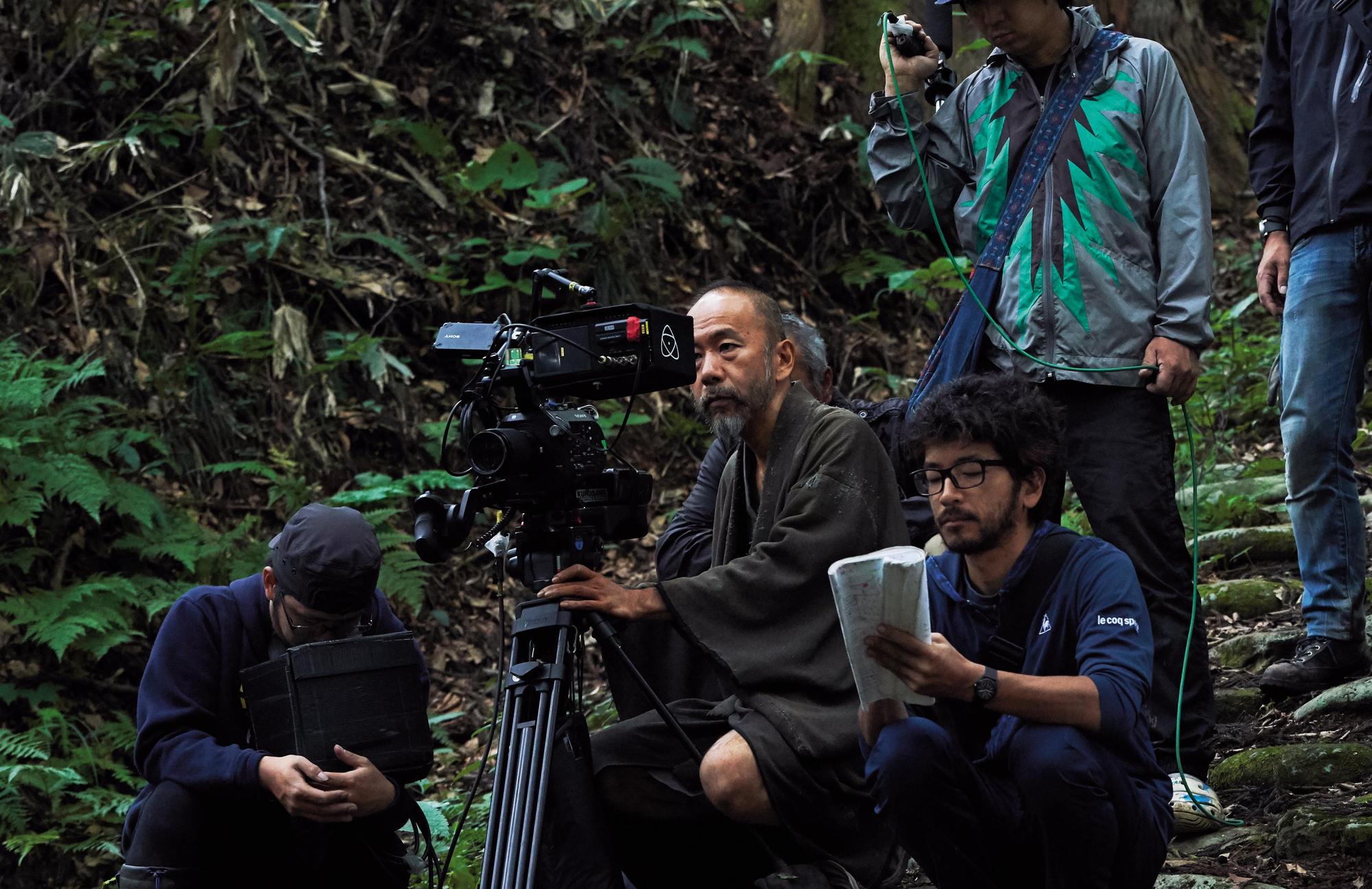 塚本晋也(左二)在《斬、 》中有吃重的表演,並包辦攝影、剪接等六項工作。(天馬行空提供)