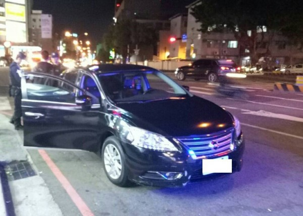 黑色自小客因違規停車,被保大特警中隊員警盤查,眼尖員警就發現車內散落K他命的粉末。(警方提供)