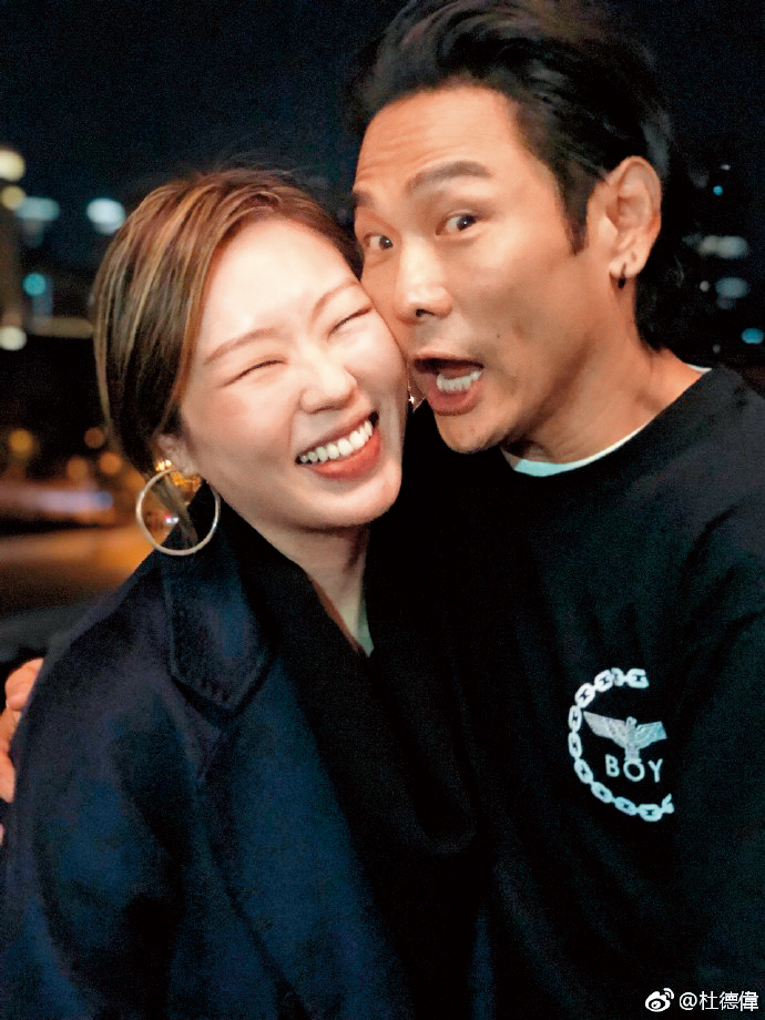 杜德偉的太太李曉冰小他24歲。（翻攝杜德偉微博）