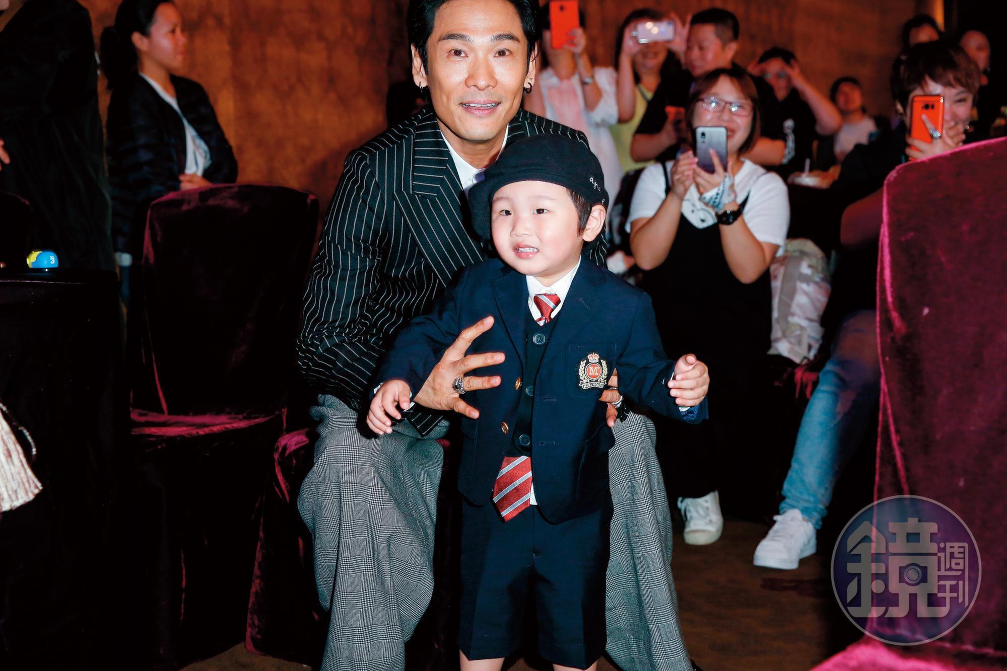 杜德偉的兒子AJ於2016年出生。