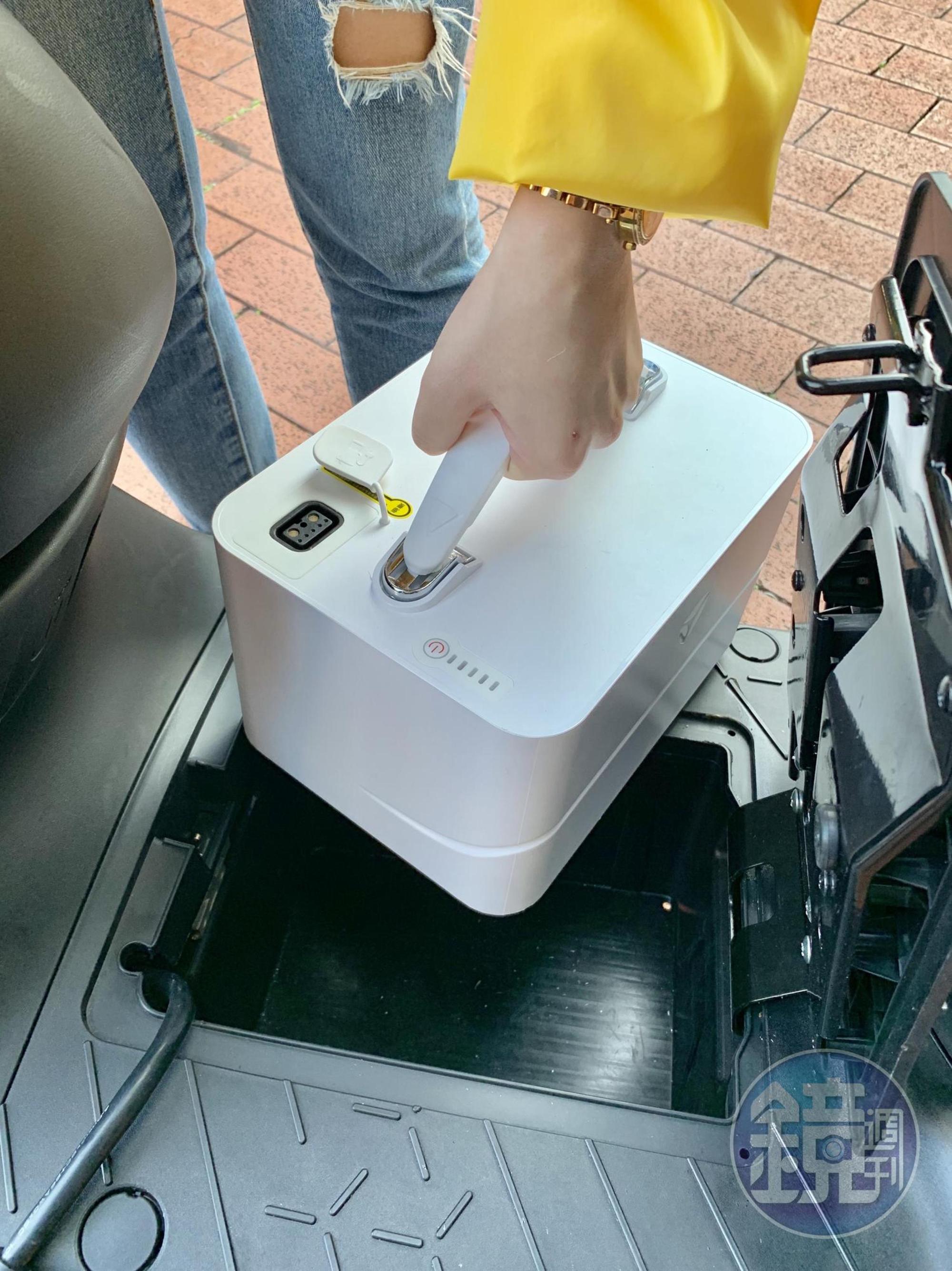 雅迪G5搭載Panasonic 18650充電鋰電池，電池循環壽命約700～800次。