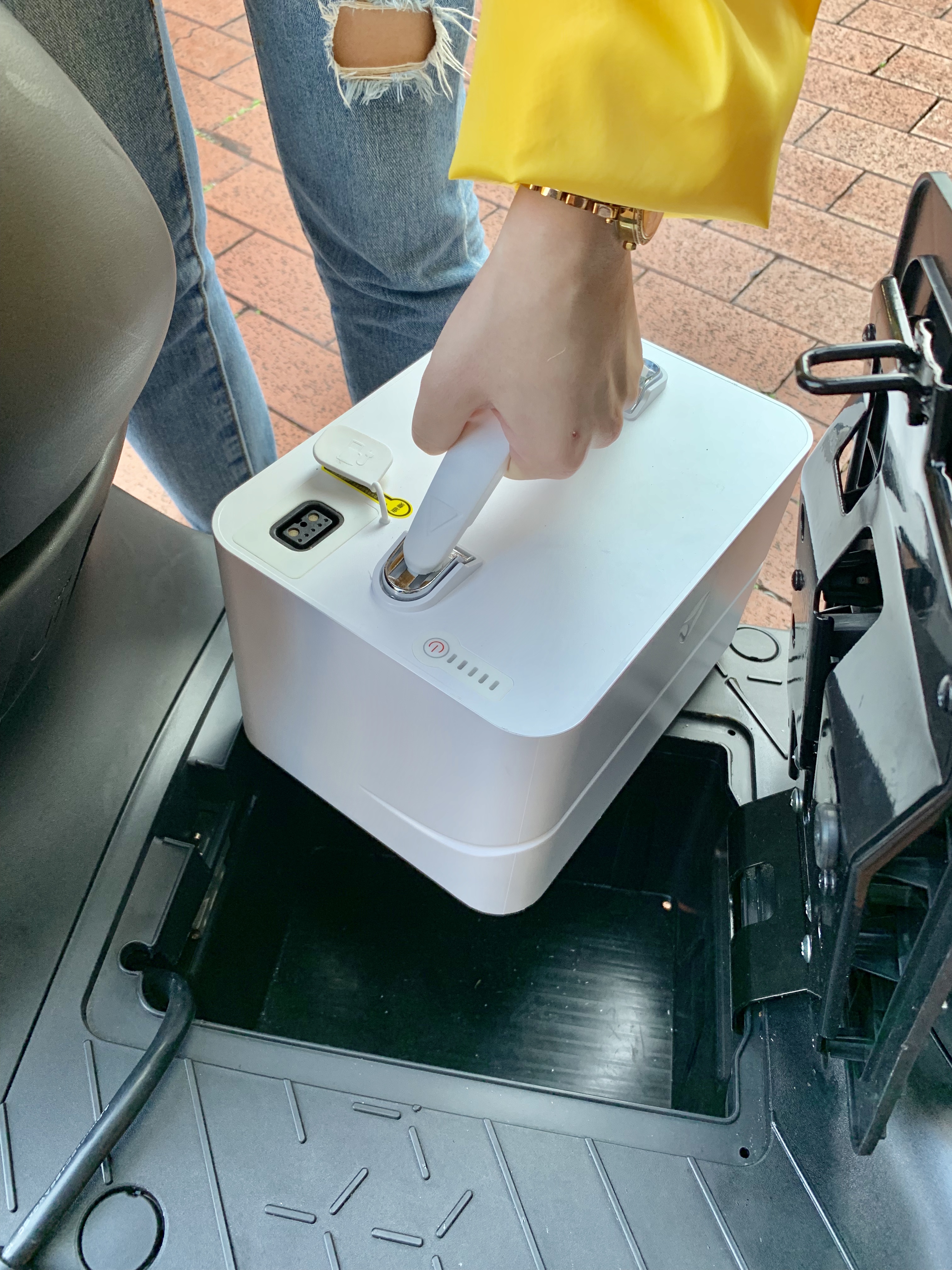 雅迪G5搭載Panasonic 18650充電鋰電池,電池循環壽命約700~800次。
