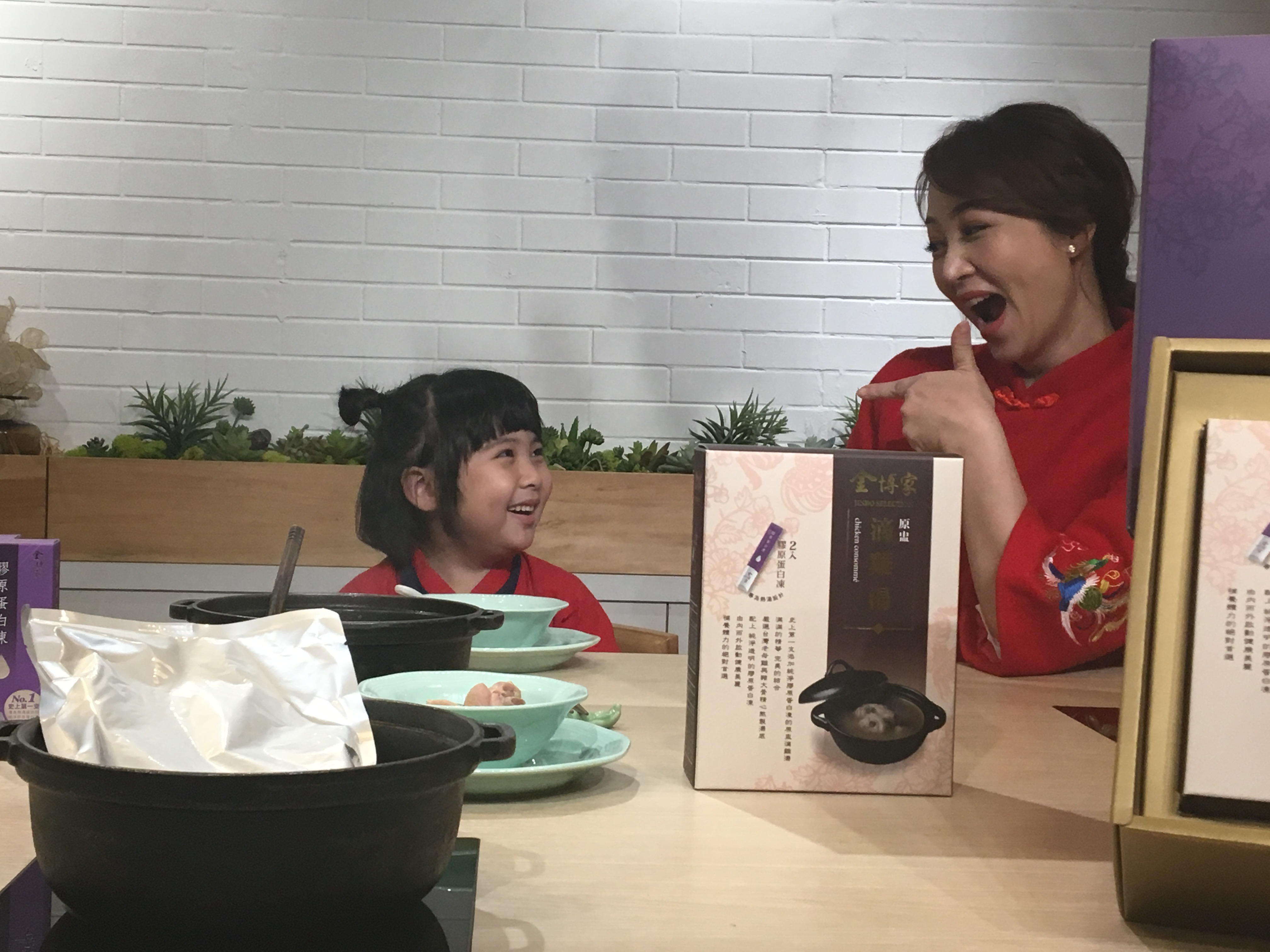 郁方與寶貝女兒Rachel一同出席滴雞湯代言活動，母女互動溫馨可愛。