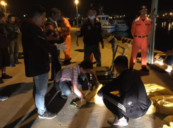 百公斤K毒原料若製成毒品，約可供百萬人吸食。（海巡署提供）