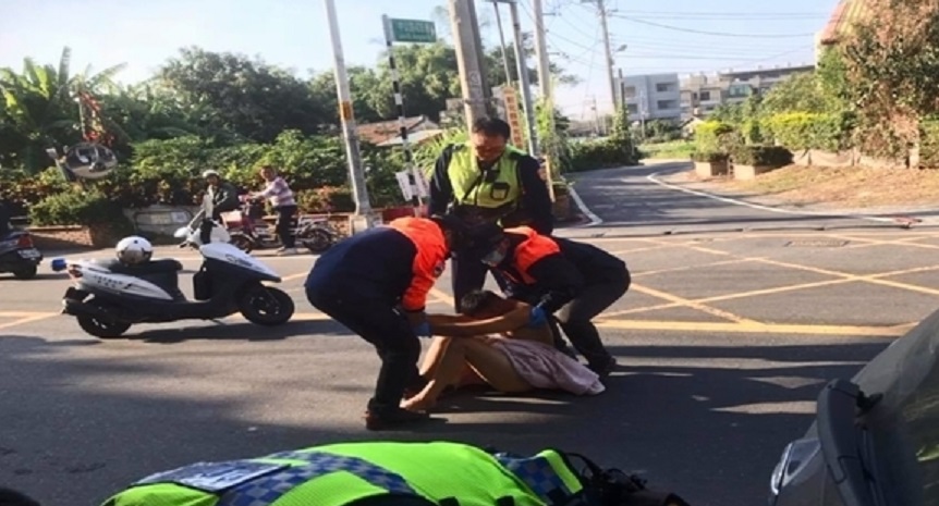 員警到場，為他披上衣物遮擋，並將爛醉如泥的徐男帶回派出所。（警方提供）