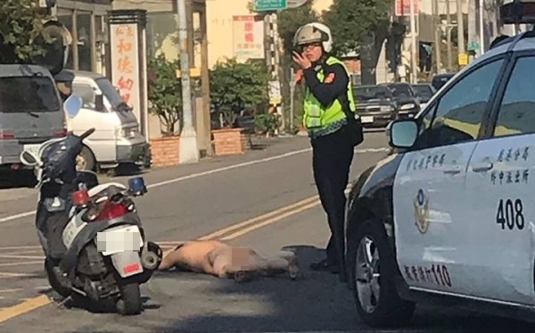 失業又失戀的徐男喝醉後，竟裸身醉臥秀水鄉中山路口。（警方提供）