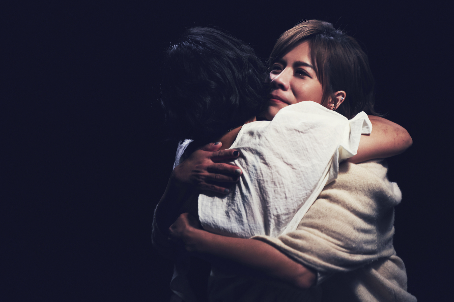 愛哭出名的江美琪只要跟姊姊大美對戲，四目相接就狂掉淚，哭到雙眼紅腫。（索尼提供）