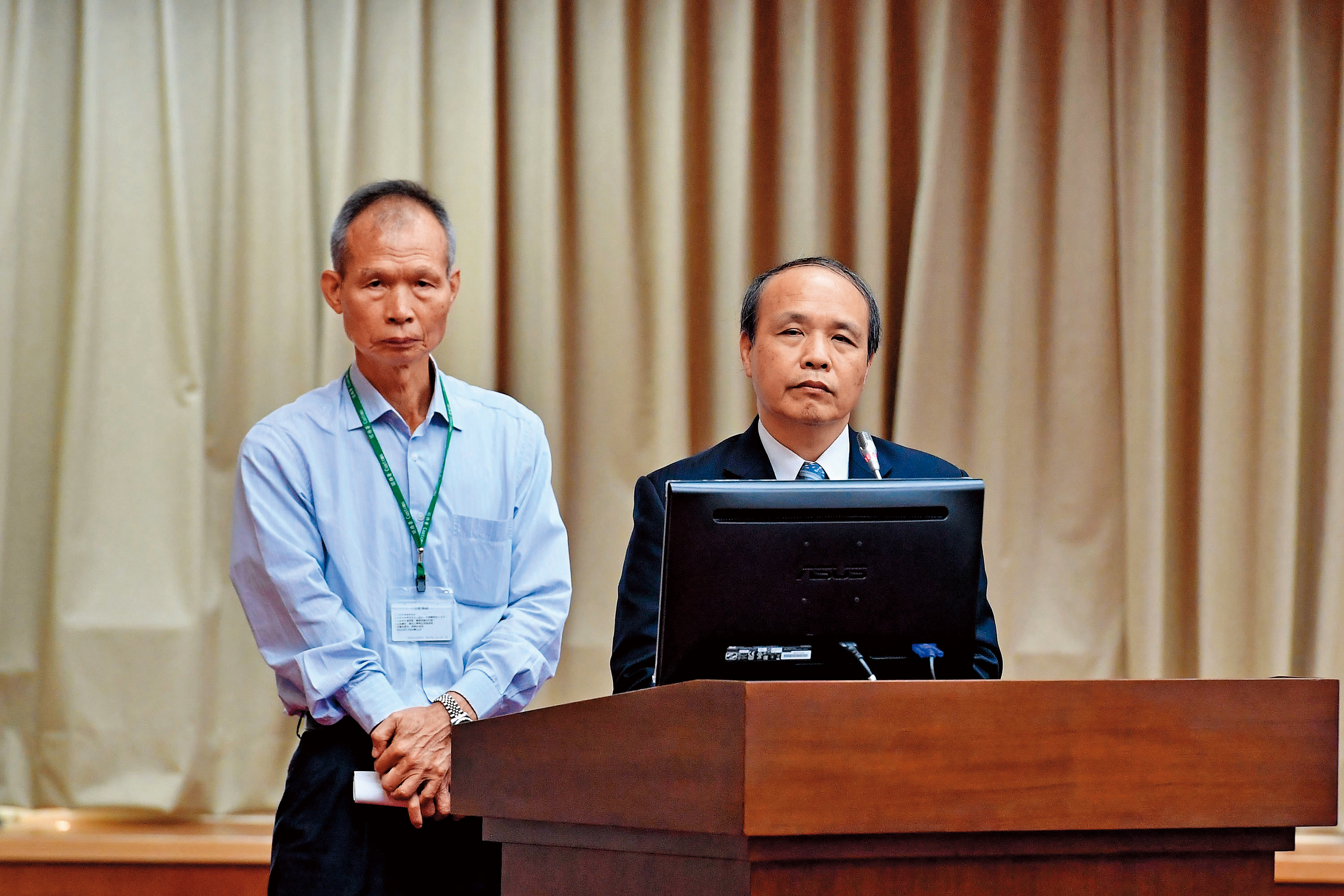 去年關務署讓一批疑藏有毒品的彎板機出關，當時的關務署長廖超祥（右）還赴立法院解釋。（中央社）