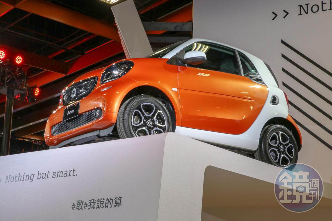 台灣賓士則針對旗下小車SMART推出買車送iPhone XR的活動。
