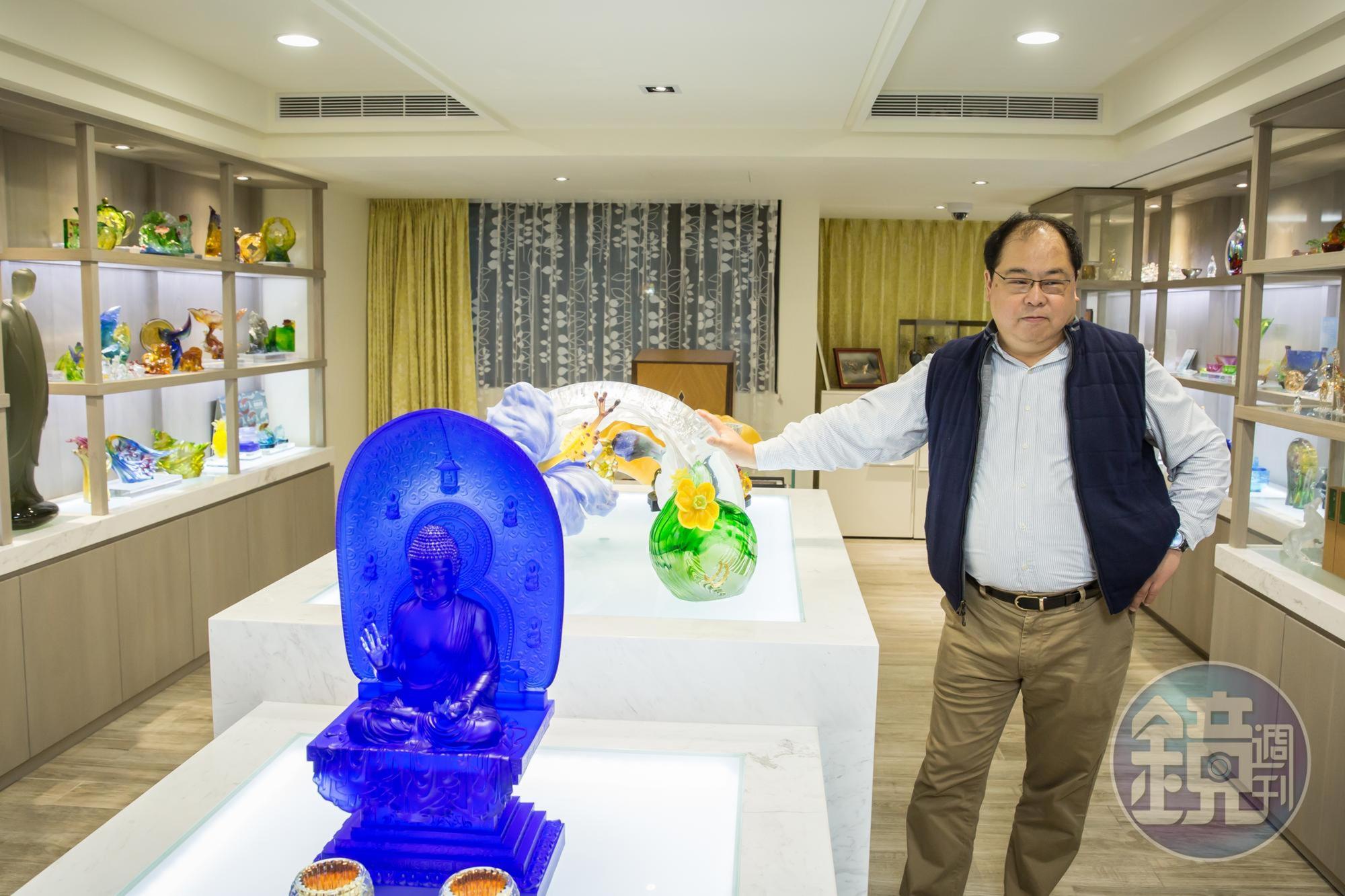林健祥蒐藏大量琉璃、水晶藝品,家裡儼然像座博物館。