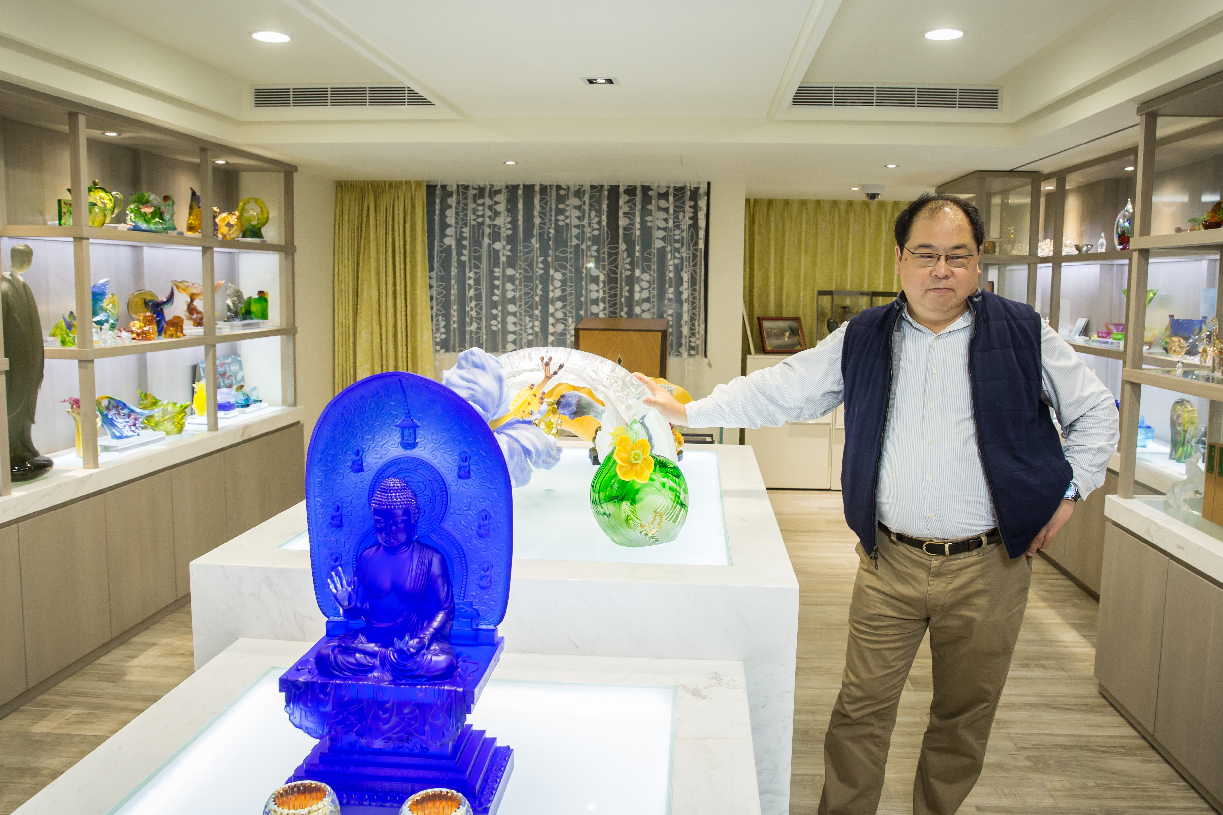 林健祥蒐藏大量琉璃、水晶藝品，家裡儼然像座博物館。