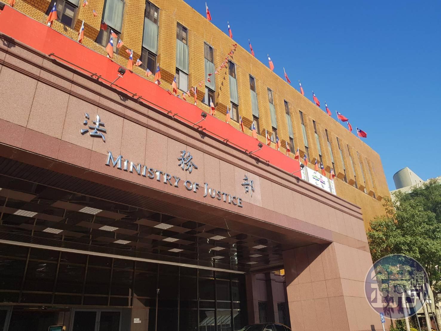 法務部將在本月26日召開檢審會，討論檢察長人事異動，預料新派任檢察長的幅度不大，僅有4到6人。 。