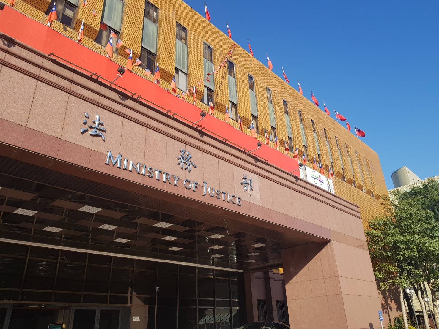 法務部將在本月26日召開檢審會，討論檢察長人事異動，預料新派任檢察長的幅度不大，僅有4到6人。 。