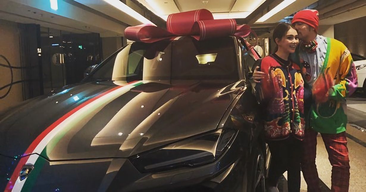 周杰倫的交換禮物抽到昆凌送的藍寶堅尼跑車。（翻攝周杰倫Instagram）