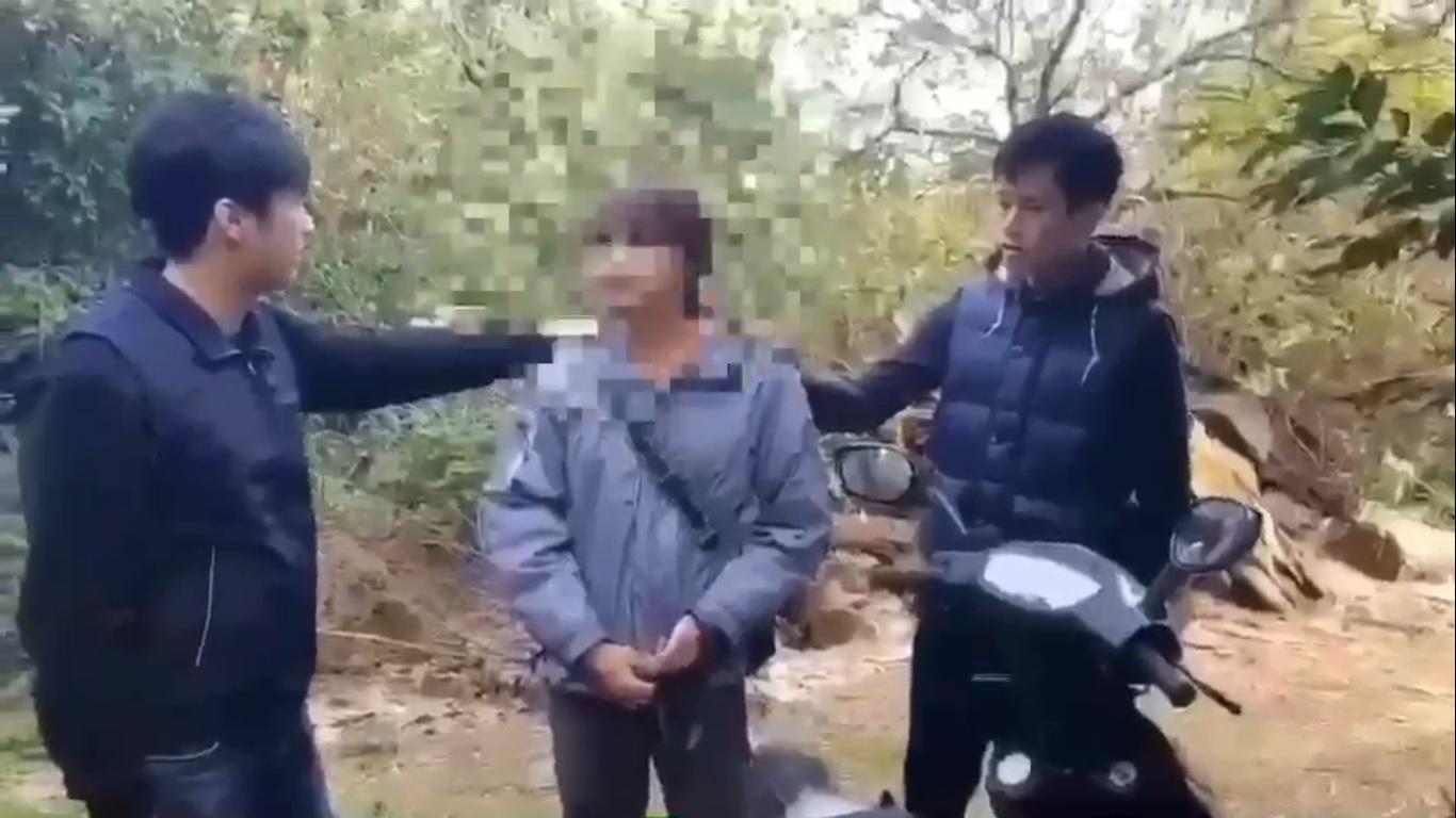 警方趁張嫌遛狗時將他逮捕。（翻攝畫面）