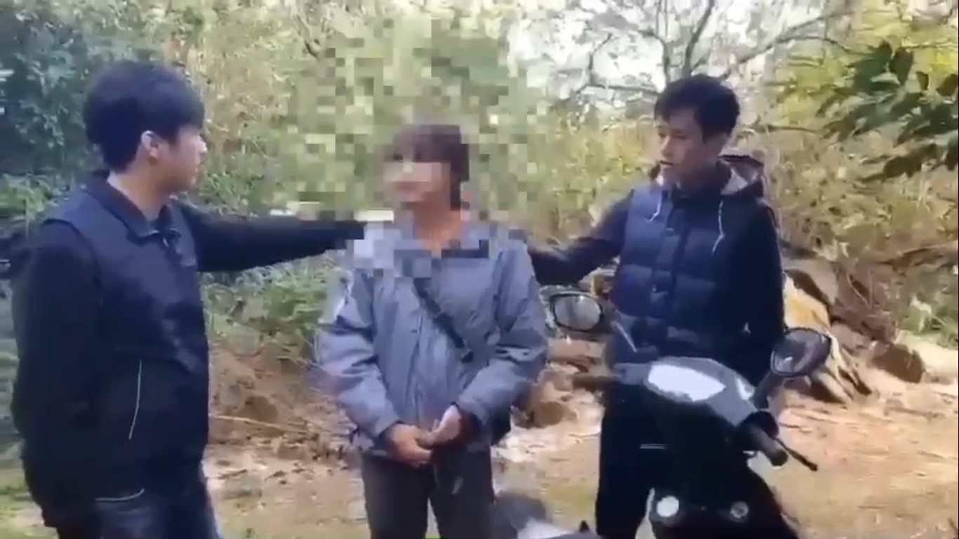 警方趁張嫌遛狗時將他逮捕。（翻攝畫面）