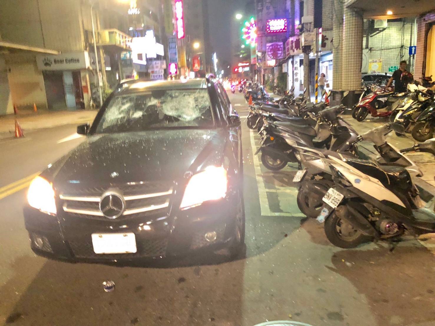 今（22）日中山區錦州街一輛百萬賓士車遭惡煞砸毀。（警方提供）