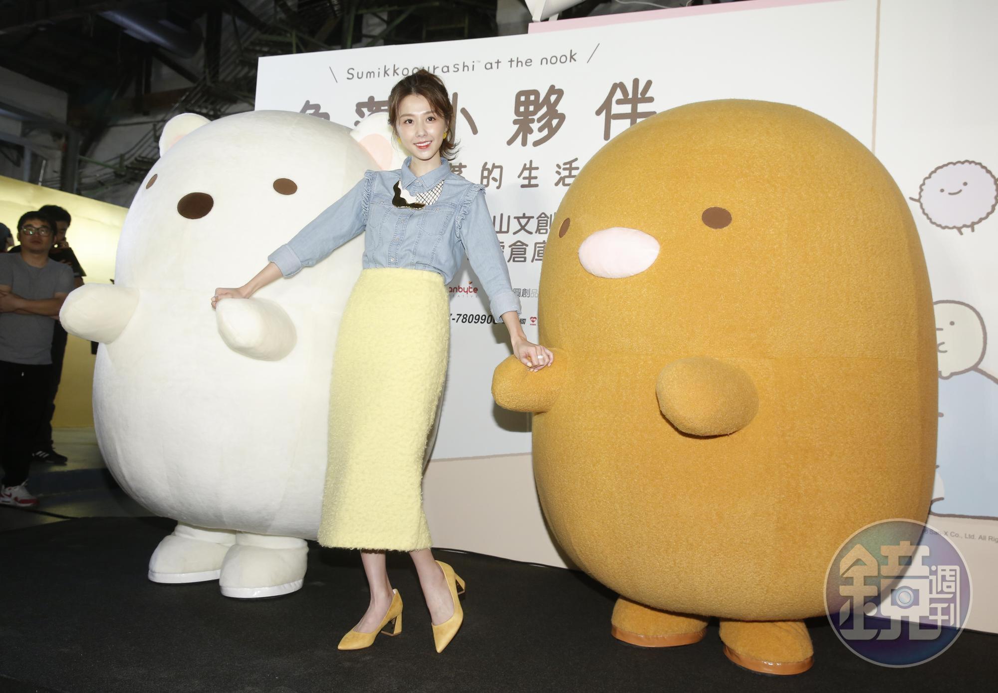 邵雨薇(中)與2位「角落小夥伴」北極熊(左)、炸豬排(右)一起出席開展活動。