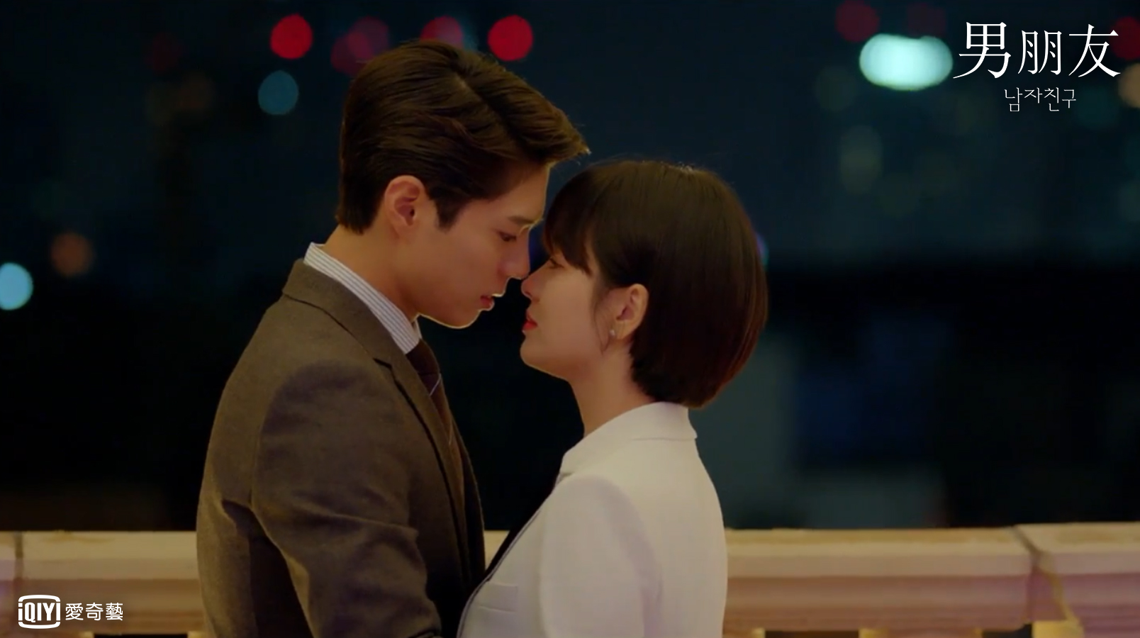 朴寶劍與宋慧喬的浪漫吻戲讓人無法移開視線。（愛奇藝台灣站提供）