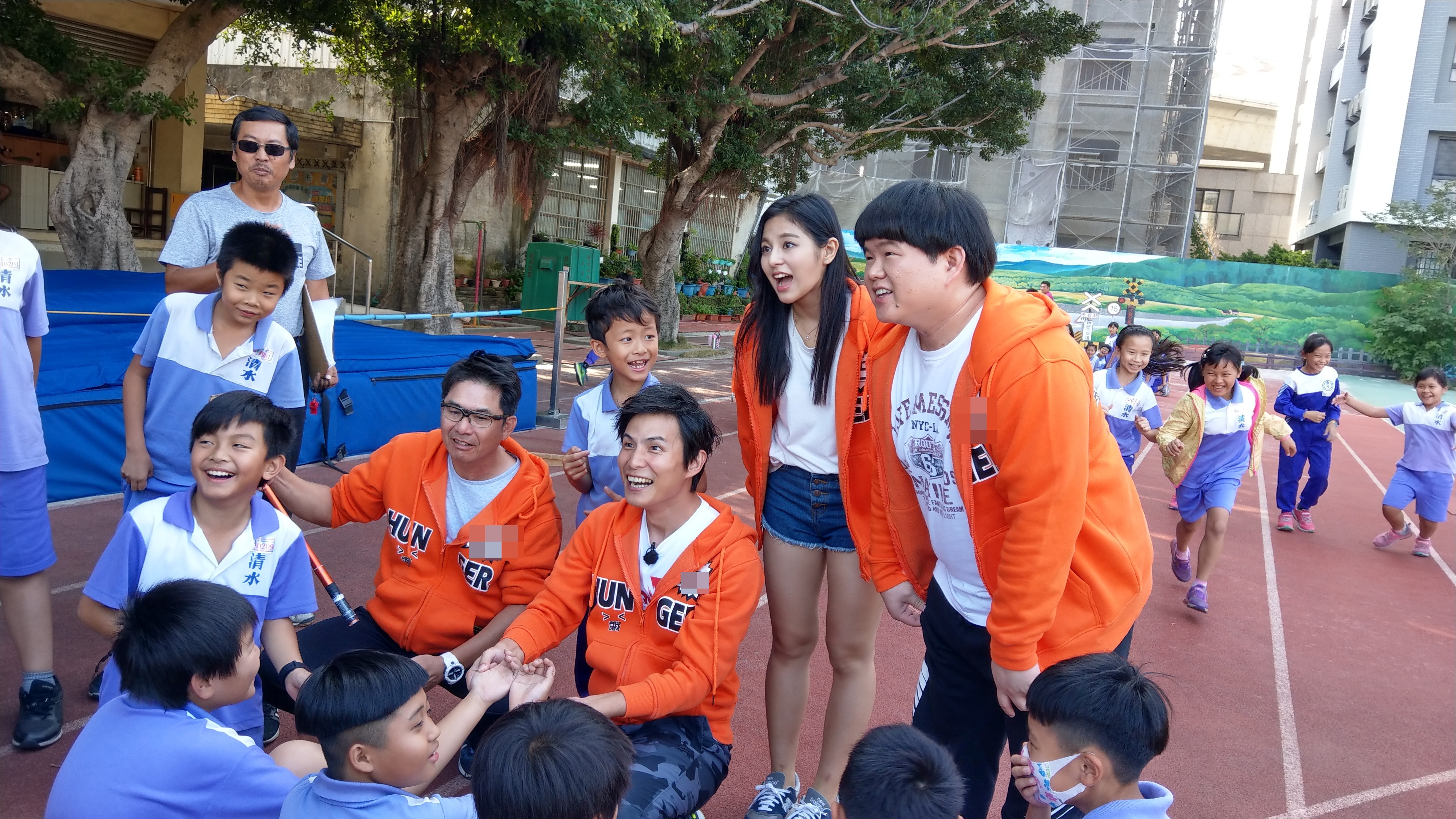 林育羣（右1）首次參加綜藝節目《飢餓遊戲》錄影，從早到晚錄了一整天。（中視提供）